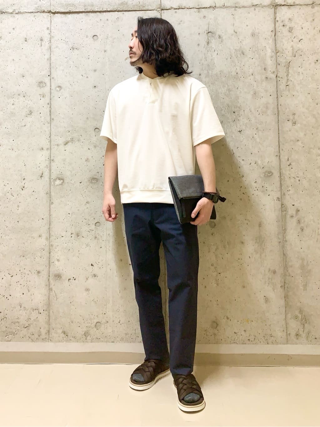 TAKEO KIKUCHIのキーネック カットソーを使ったコーディネートを紹介します。｜Rakuten Fashion(楽天ファッション／旧楽天ブランドアベニュー)5951142