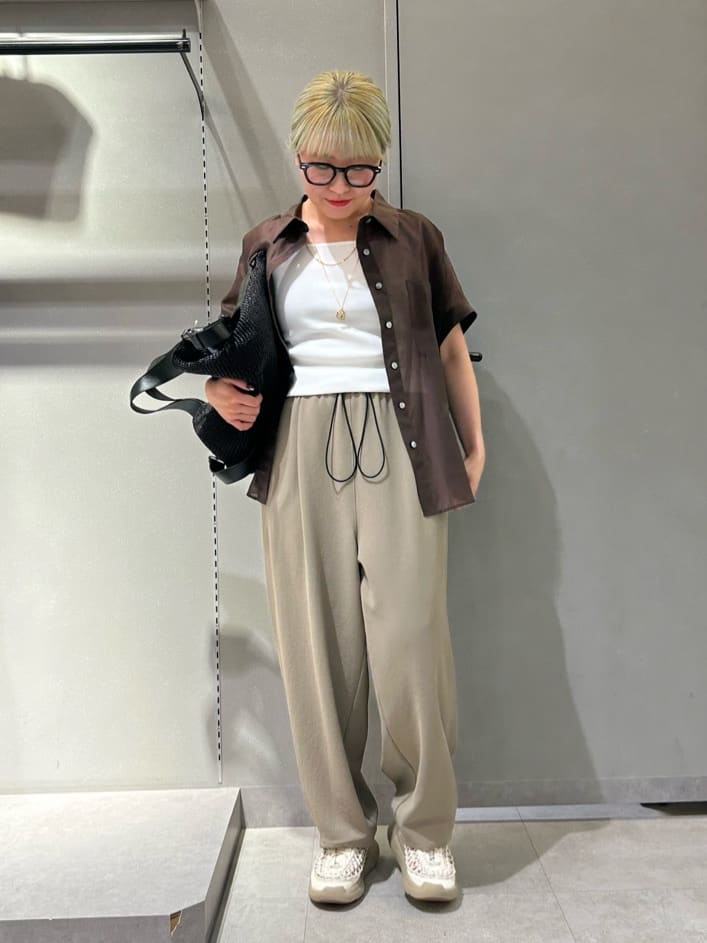 Vinのバックボタンデザインシアーシャツを使ったコーディネートを紹介します。｜Rakuten Fashion(楽天ファッション／旧楽天ブランドアベニュー)5954476