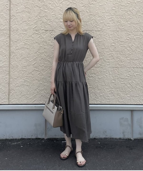 BEAMS HEARTの【秋まで使える】【洗濯機洗い可】スキッパー ティアード ワンピース 25AW フレンチスリーブ 秋色を使ったコーディネートを紹介します。｜Rakuten Fashion(楽天ファッション／旧楽天ブランドアベニュー)5956335