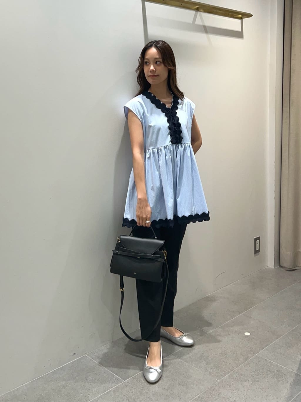 ユナイテッドアローズ　タックフリルVネック　ボリューム袖　ブラウス UNITED ARROWS LTD. OUTLET | タックプリーツフリル Vネック
