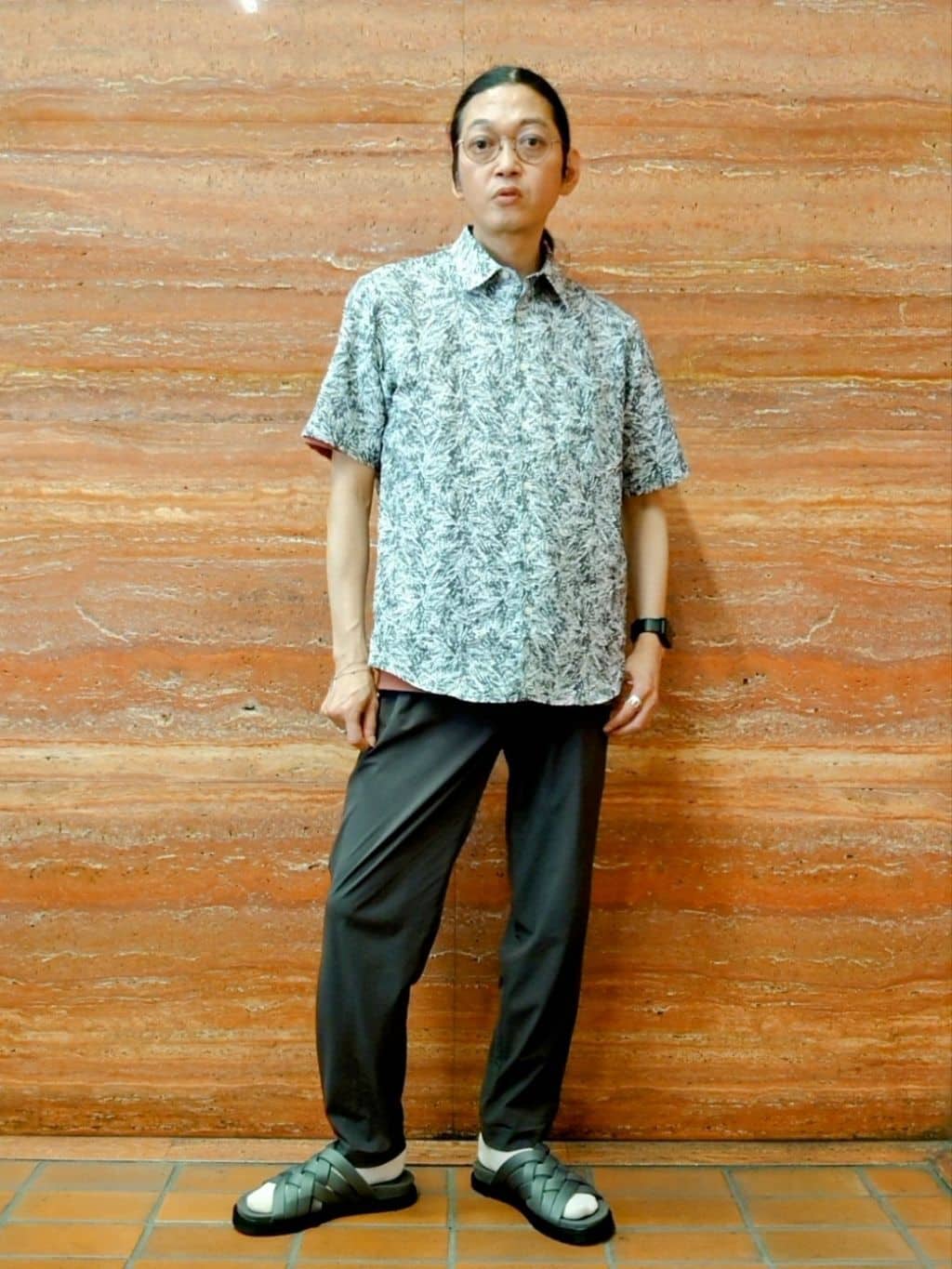 TAKEO KIKUCHIの【無地・チェック・ボタニカル柄】リップル シャツを使ったコーディネートを紹介します。｜Rakuten Fashion(楽天ファッション／旧楽天ブランドアベニュー)5972873