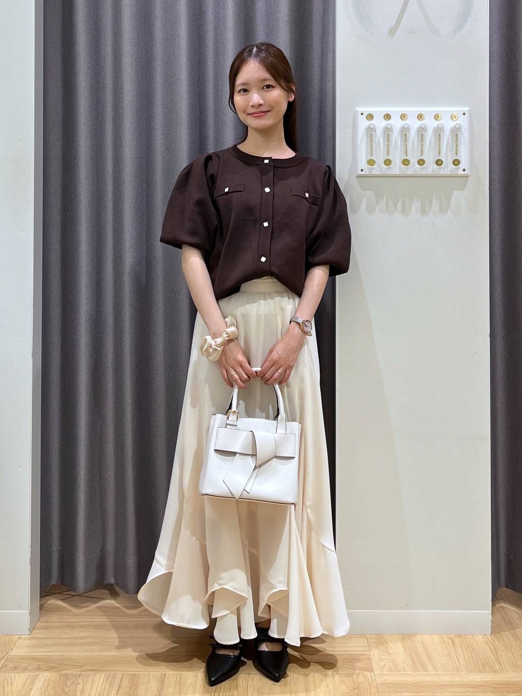 mysty womanのメタルボタンパフスリーブカーディガンを使ったコーディネートを紹介します。｜Rakuten Fashion(楽天ファッション／旧楽天ブランドアベニュー)5974649