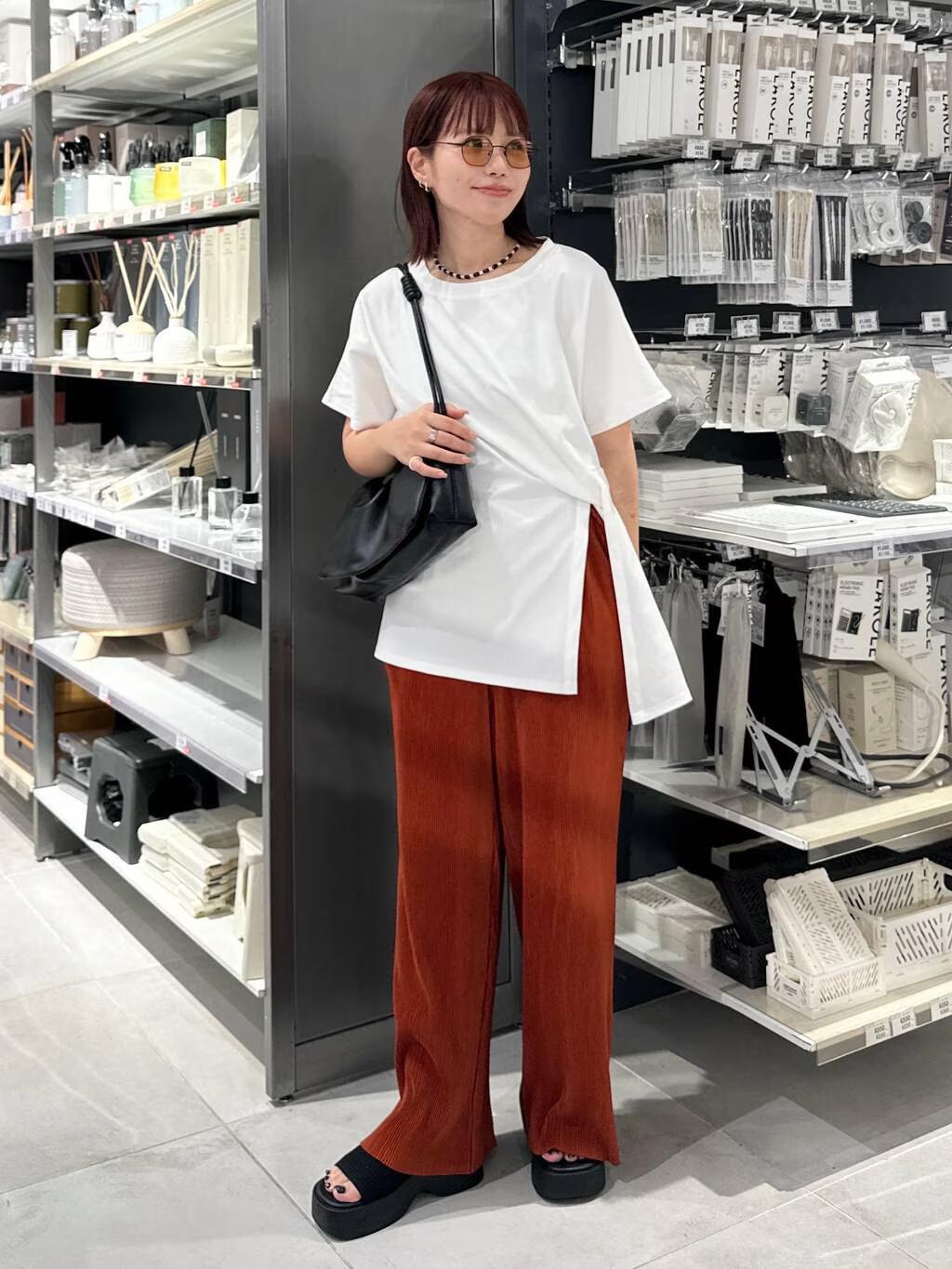 LAKOLEのウエストデザイン半袖Tを使ったコーディネートを紹介します。｜Rakuten Fashion(楽天ファッション／旧楽天ブランドアベニュー)5975239