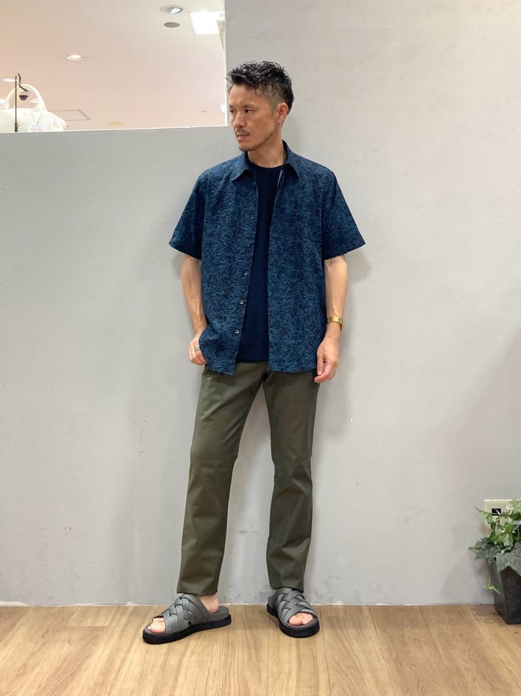 TAKEO KIKUCHIの【無地・チェック・ボタニカル柄】リップル シャツを使ったコーディネートを紹介します。｜Rakuten Fashion(楽天ファッション／旧楽天ブランドアベニュー)5977970