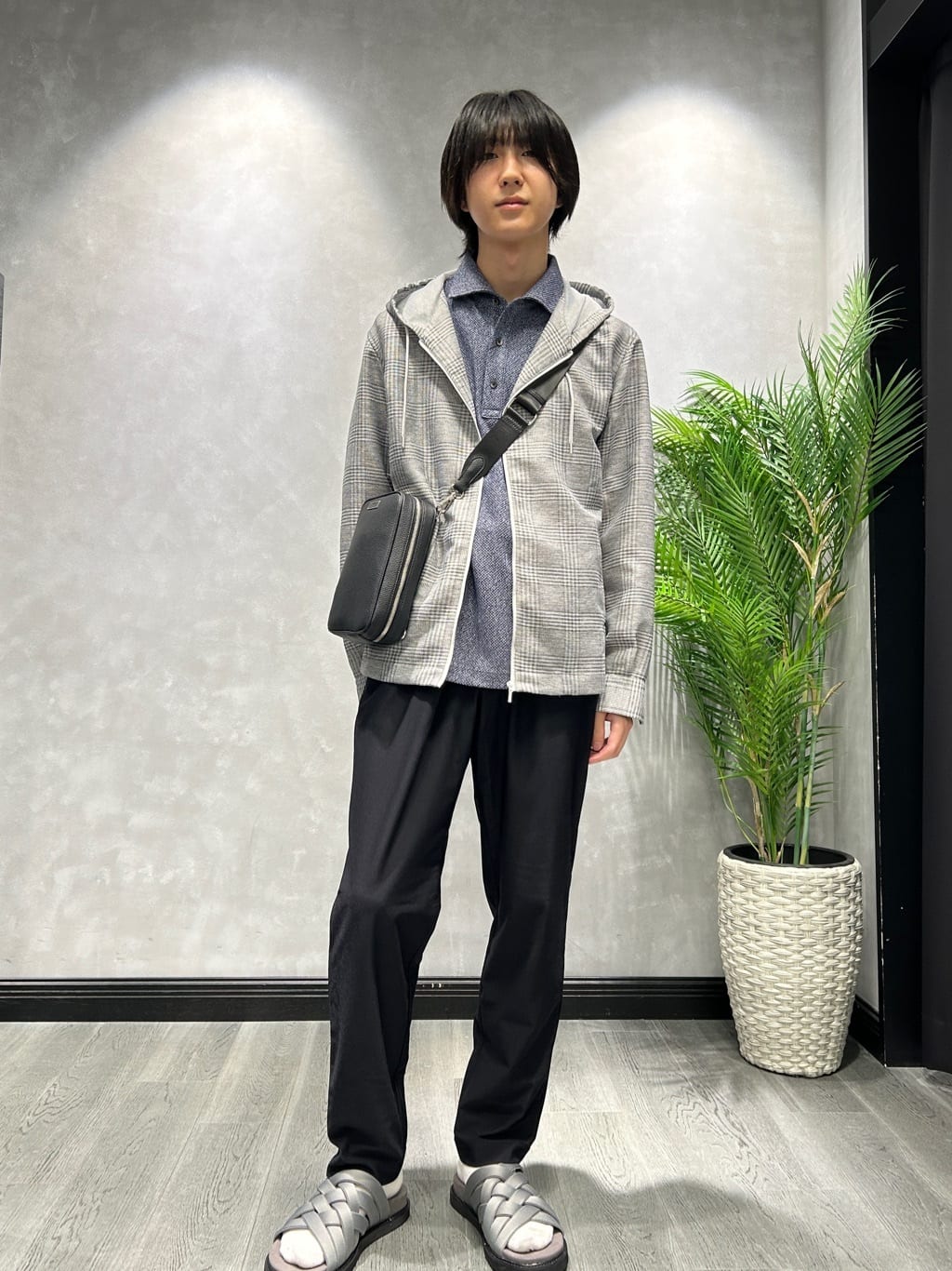 TAKEO KIKUCHIの【軽羽織】カラミ織り フード羽織りシャツを使ったコーディネートを紹介します。｜Rakuten Fashion(楽天ファッション／旧楽天ブランドアベニュー)5977974