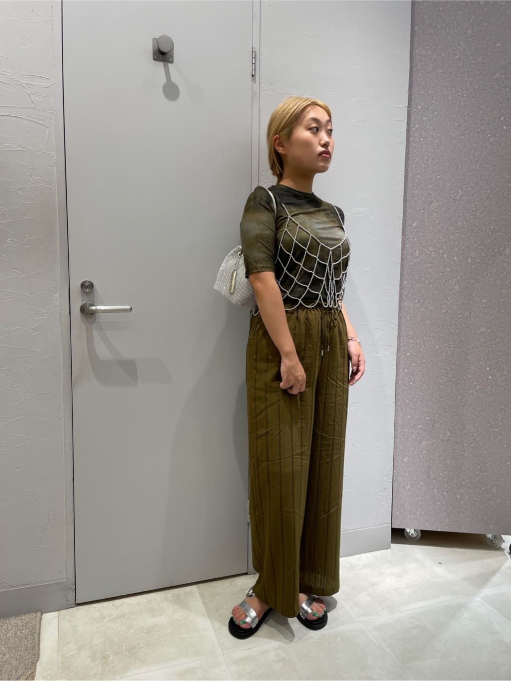 LASUDのシアーストライプイージーワイドパンツを使ったコーディネートを紹介します。｜Rakuten Fashion(楽天ファッション／旧楽天ブランドアベニュー)5980945