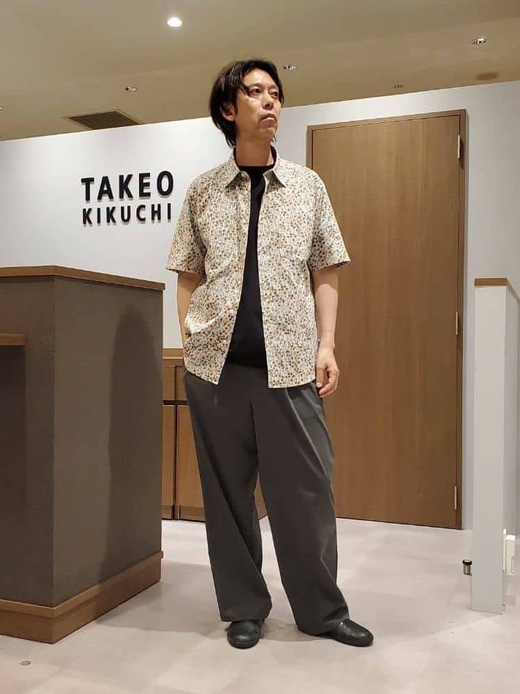 TAKEO KIKUCHIのストライプ小花プリント 半袖シャツを使ったコーディネートを紹介します。｜Rakuten Fashion(楽天ファッション／旧楽天ブランドアベニュー)5982473