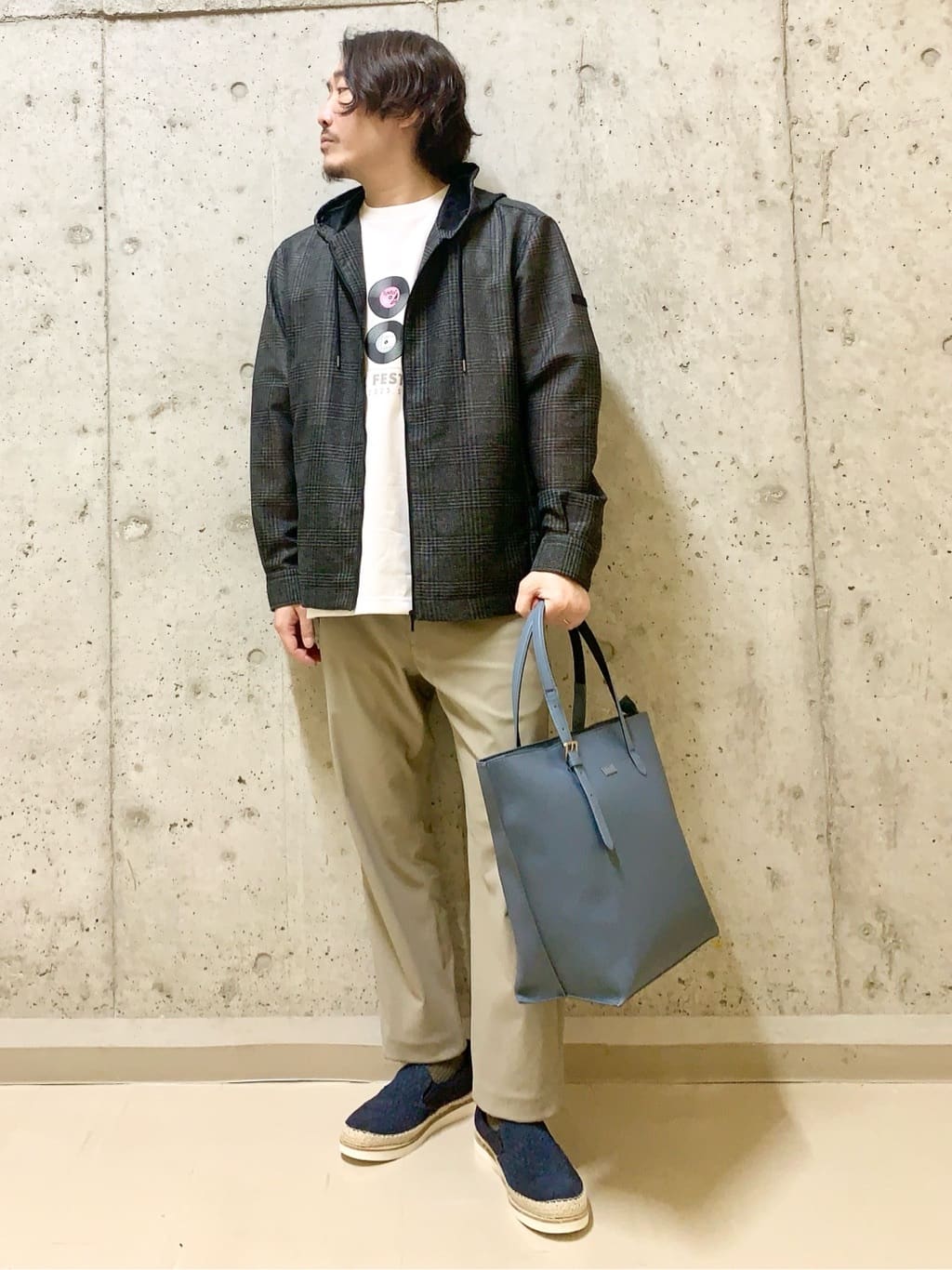 TAKEO KIKUCHIの【軽羽織】カラミ織り フード羽織りシャツを使ったコーディネートを紹介します。｜Rakuten Fashion(楽天ファッション／旧楽天ブランドアベニュー)5990818