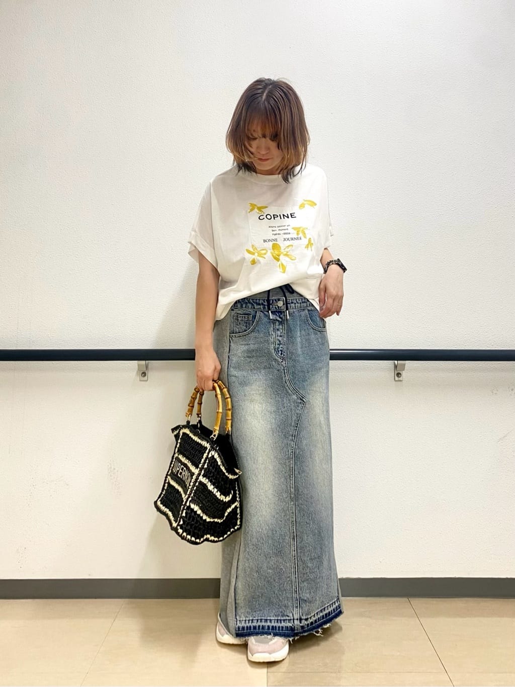 LASUDのスウェット切替デニムスカートを使ったコーディネートを紹介します。｜Rakuten Fashion(楽天ファッション／旧楽天ブランドアベニュー)6003021