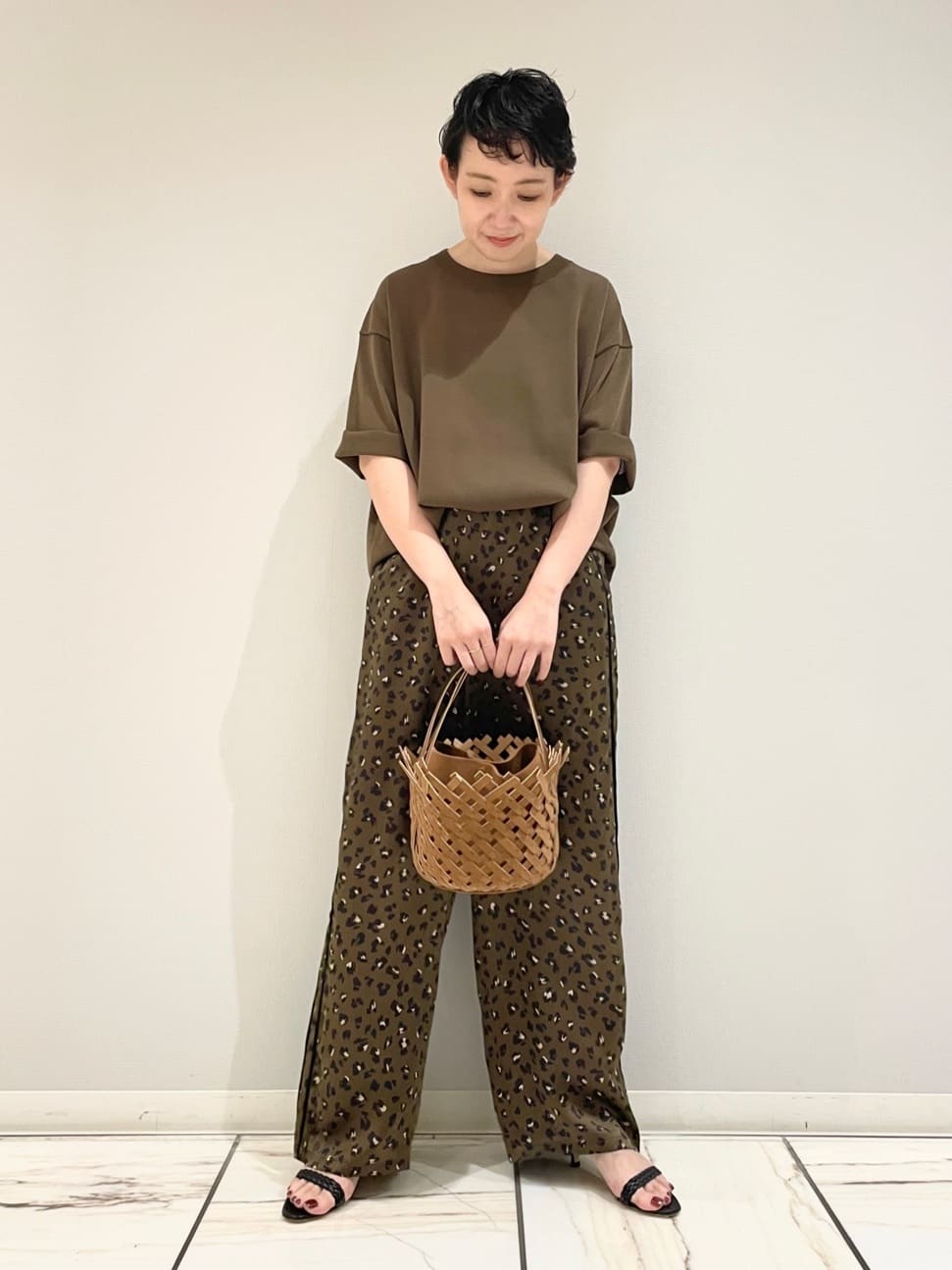 1er ArrondissementのドライニットTシャツを使ったコーディネートを紹介します。｜Rakuten Fashion(楽天ファッション／旧楽天ブランドアベニュー)6004888