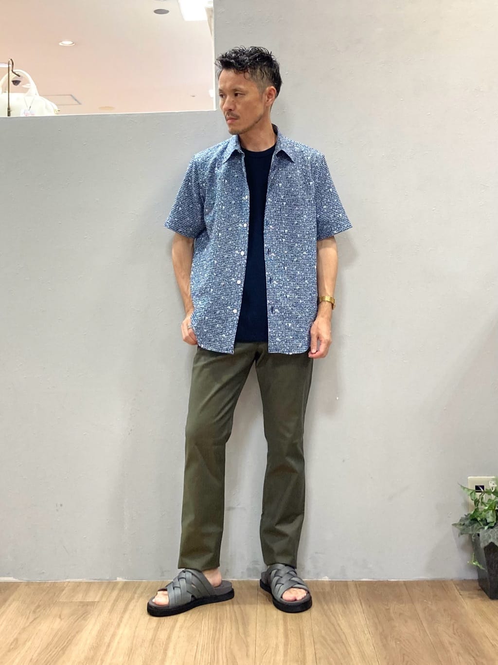 TAKEO KIKUCHIの【無地・チェック・ボタニカル柄】リップル シャツを使ったコーディネートを紹介します。｜Rakuten Fashion(楽天ファッション／旧楽天ブランドアベニュー)6005392