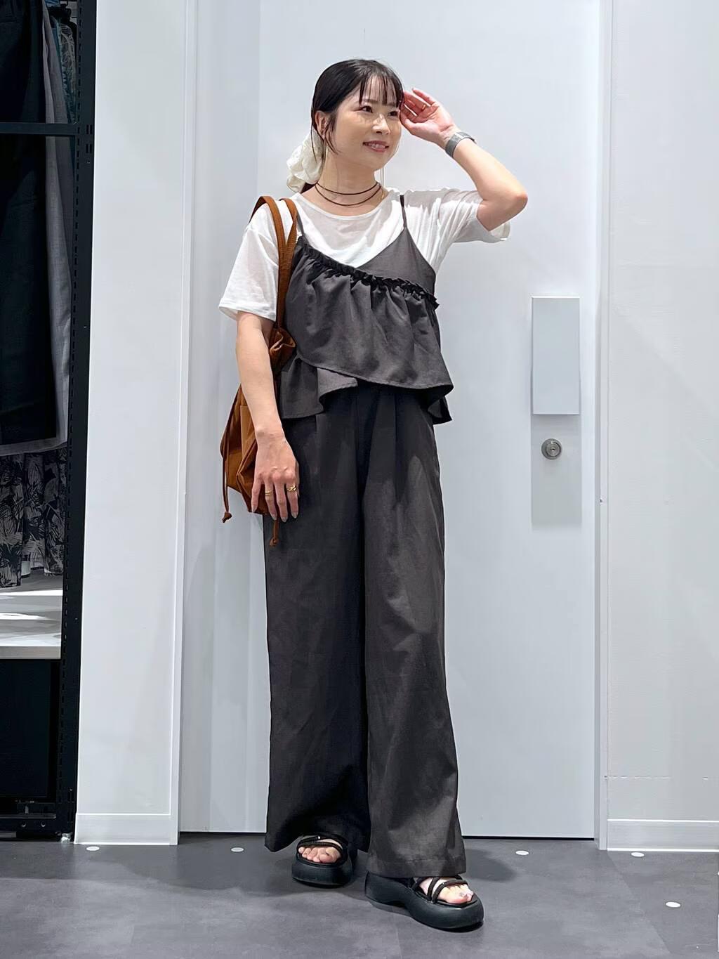 LAKOLEのギャザーフリルサロペットを使ったコーディネートを紹介します。｜Rakuten Fashion(楽天ファッション／旧楽天ブランドアベニュー)6008103