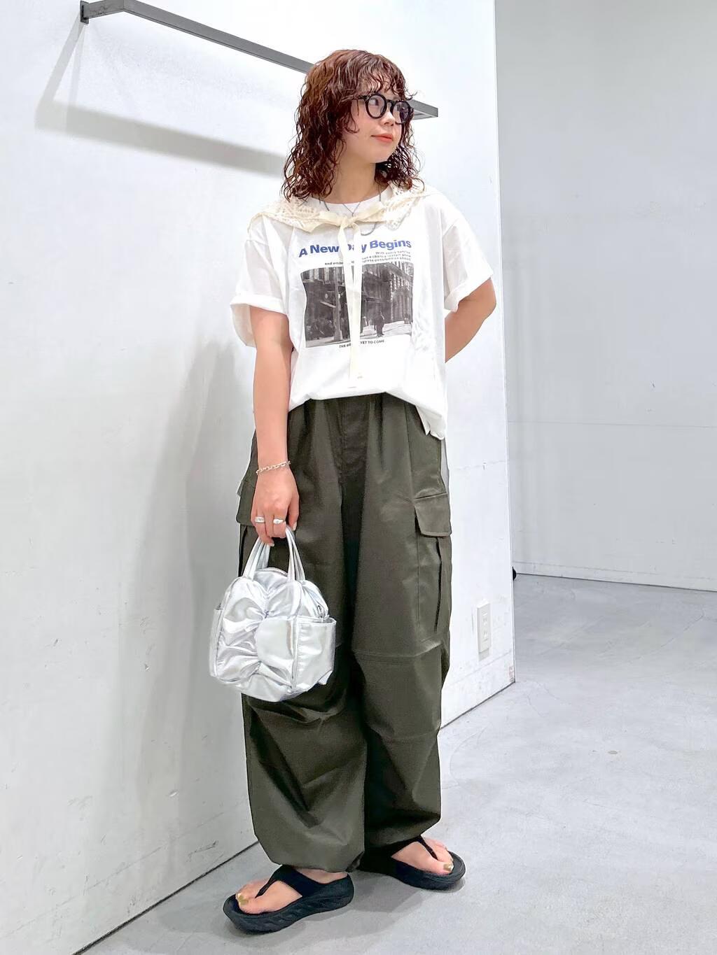 LAKOLEのフォトプリントTを使ったコーディネートを紹介します。｜Rakuten Fashion(楽天ファッション／旧楽天ブランドアベニュー)6008111