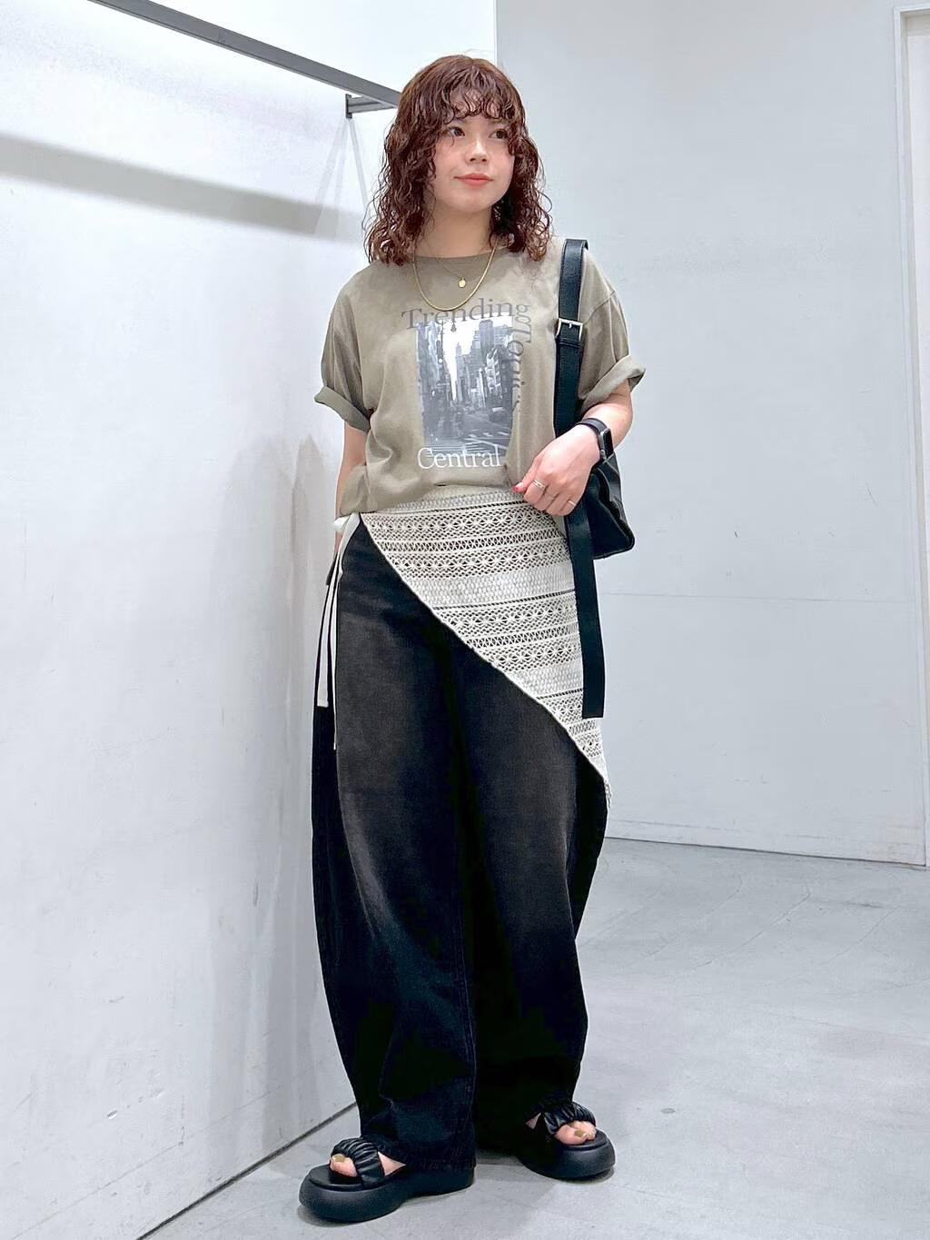 LAKOLEのフォトプリントTを使ったコーディネートを紹介します。｜Rakuten Fashion(楽天ファッション／旧楽天ブランドアベニュー)6008072