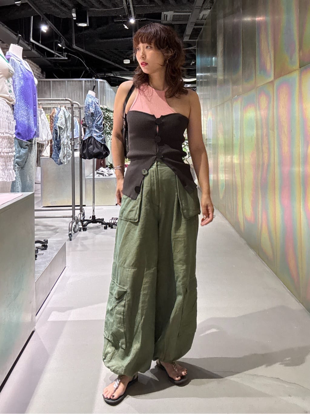 HeRIN.CYEのAsymmetry neck tank topを使ったコーディネートを紹介します。｜Rakuten Fashion(楽天ファッション／旧楽天ブランドアベニュー)6010559