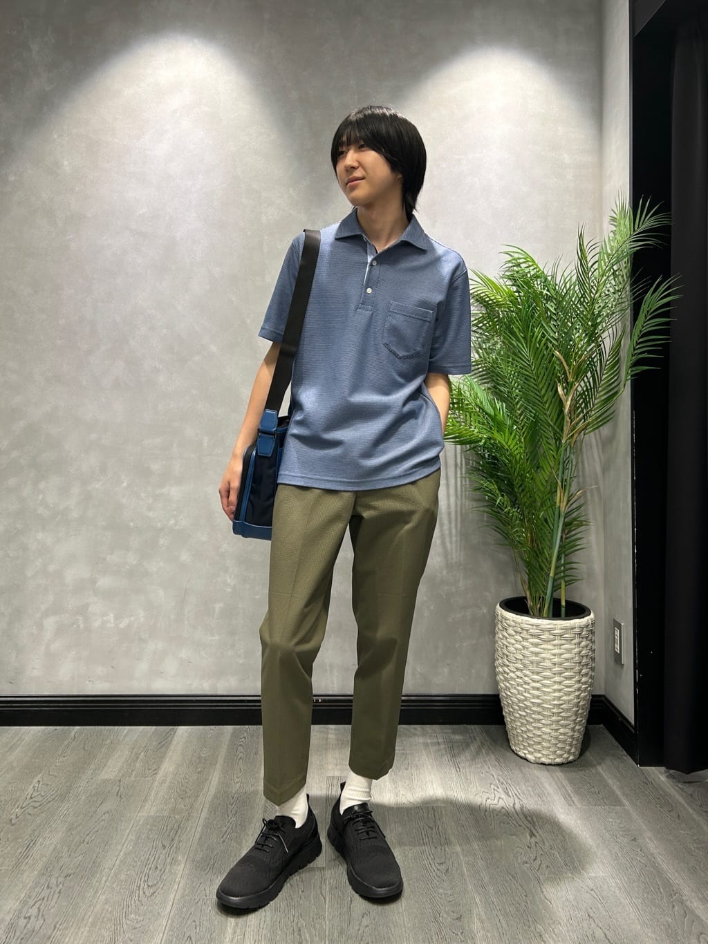 TAKEO KIKUCHIのサッカーストライプ サイドゴアウエスト 8分丈 パンツを使ったコーディネートを紹介します。｜Rakuten Fashion(楽天ファッション／旧楽天ブランドアベニュー)6013444