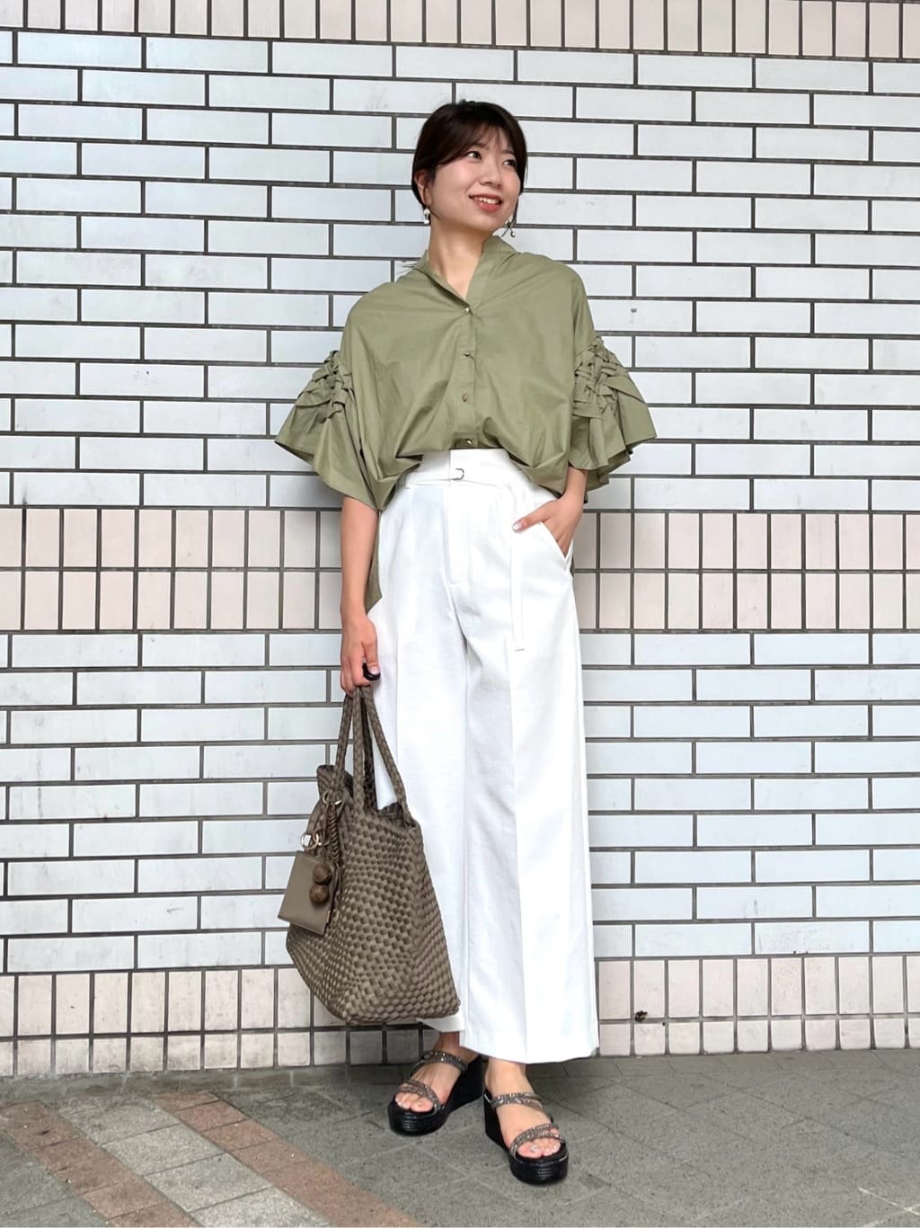 Vinのベルト付きセンタープレスパンツを使ったコーディネートを紹介します。｜Rakuten Fashion(楽天ファッション／旧楽天ブランドアベニュー)6019697