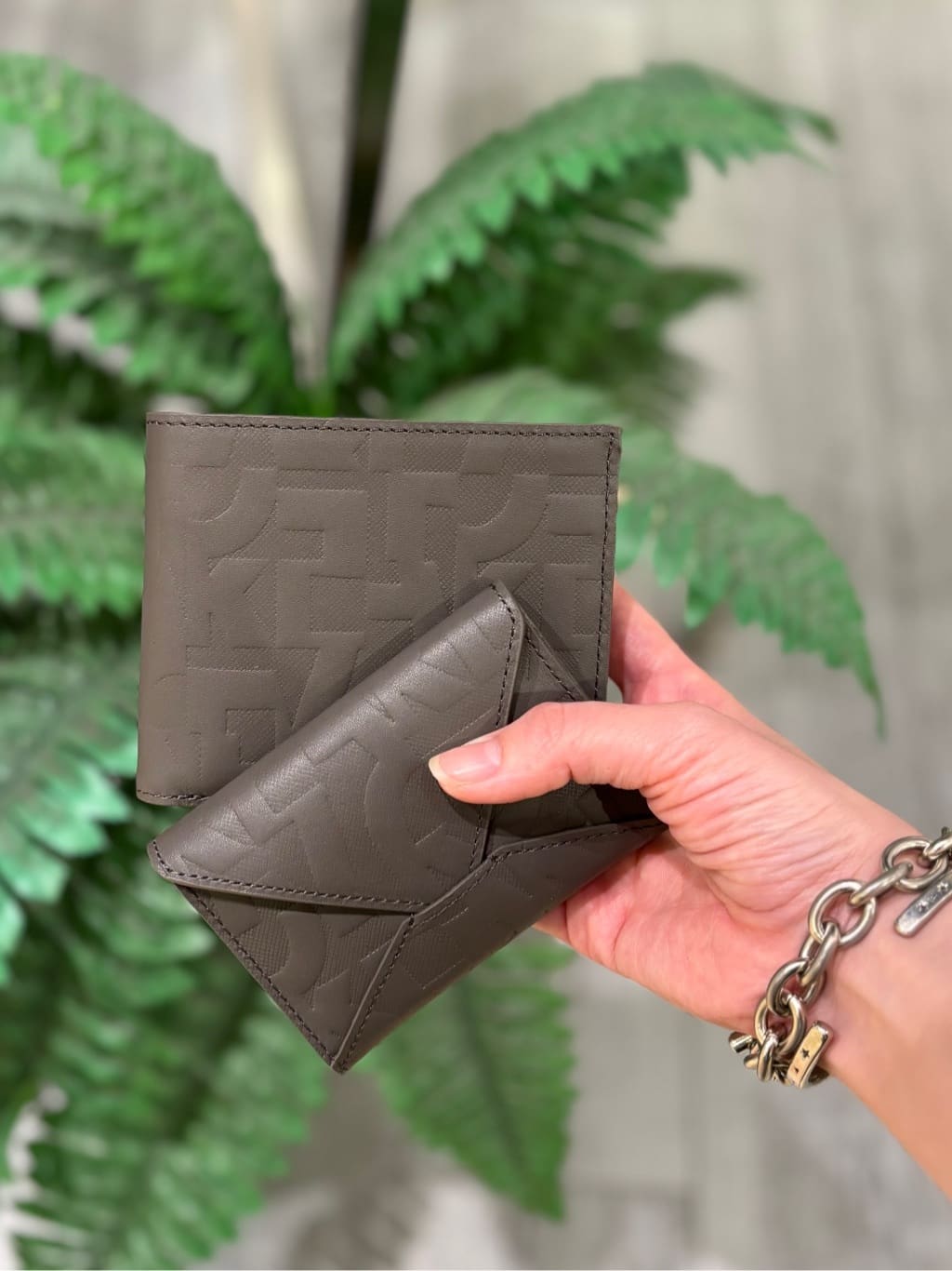 TAKEO KIKUCHIのパズルエンボス 2つ折り財布を使ったコーディネートを紹介します。｜Rakuten Fashion(楽天ファッション／旧楽天ブランドアベニュー)6021107