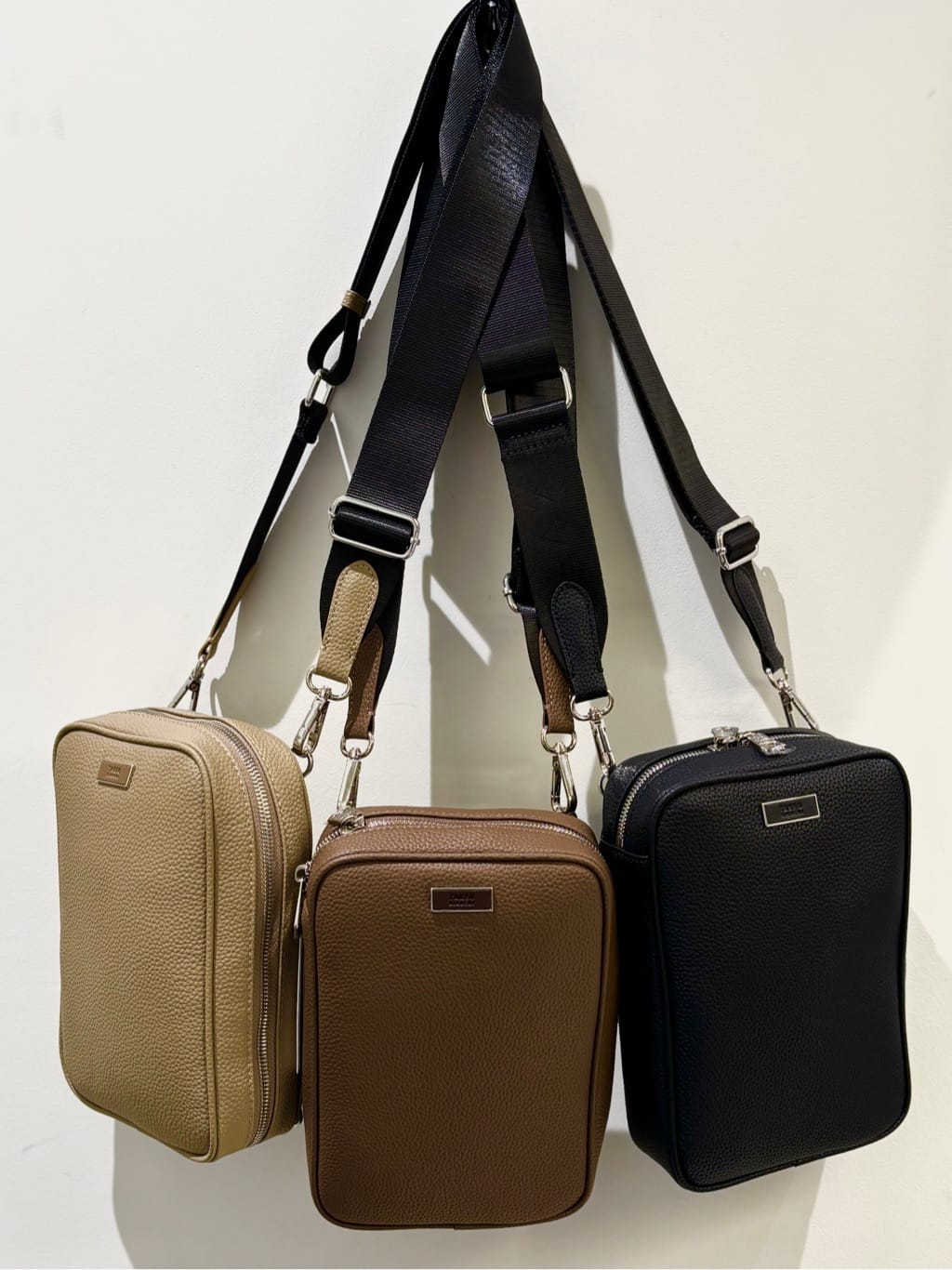 TAKEO KIKUCHIのマイクロファイバークロスボディバッグを使ったコーディネートを紹介します。｜Rakuten Fashion(楽天ファッション／旧楽天ブランドアベニュー)6021113