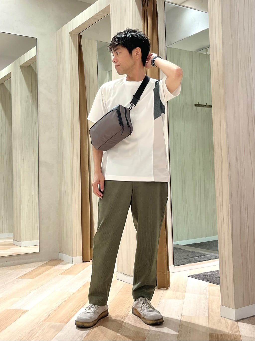 TAKEO KIKUCHIの【Sサイズ~】サイド切替え 半袖カットソーを使ったコーディネートを紹介します。｜Rakuten Fashion(楽天ファッション／旧楽天ブランドアベニュー)6024371