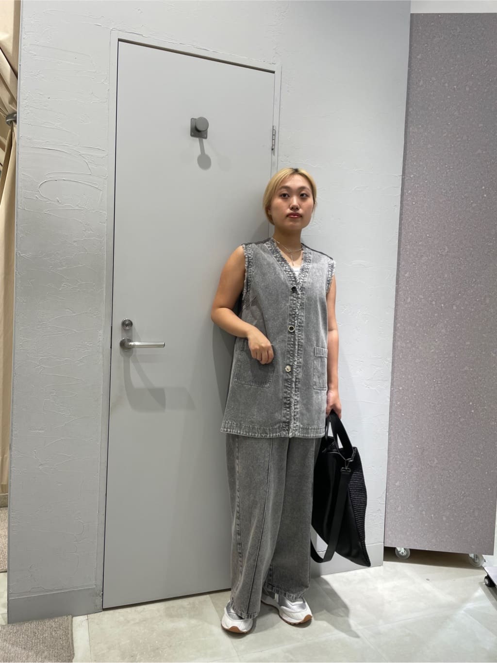 LASUDのロゴテープデニムドッキングジレを使ったコーディネートを紹介します。｜Rakuten Fashion(楽天ファッション／旧楽天ブランドアベニュー)6025920