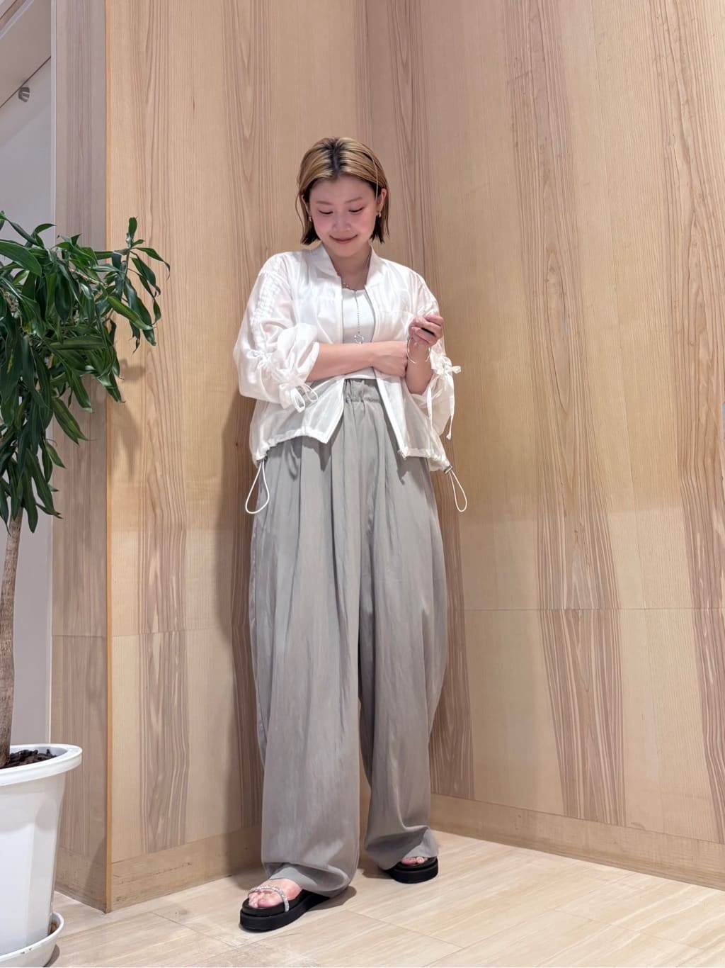 Vinのシャーリングワイドパンツを使ったコーディネートを紹介します。｜Rakuten Fashion(楽天ファッション／旧楽天ブランドアベニュー)6029662