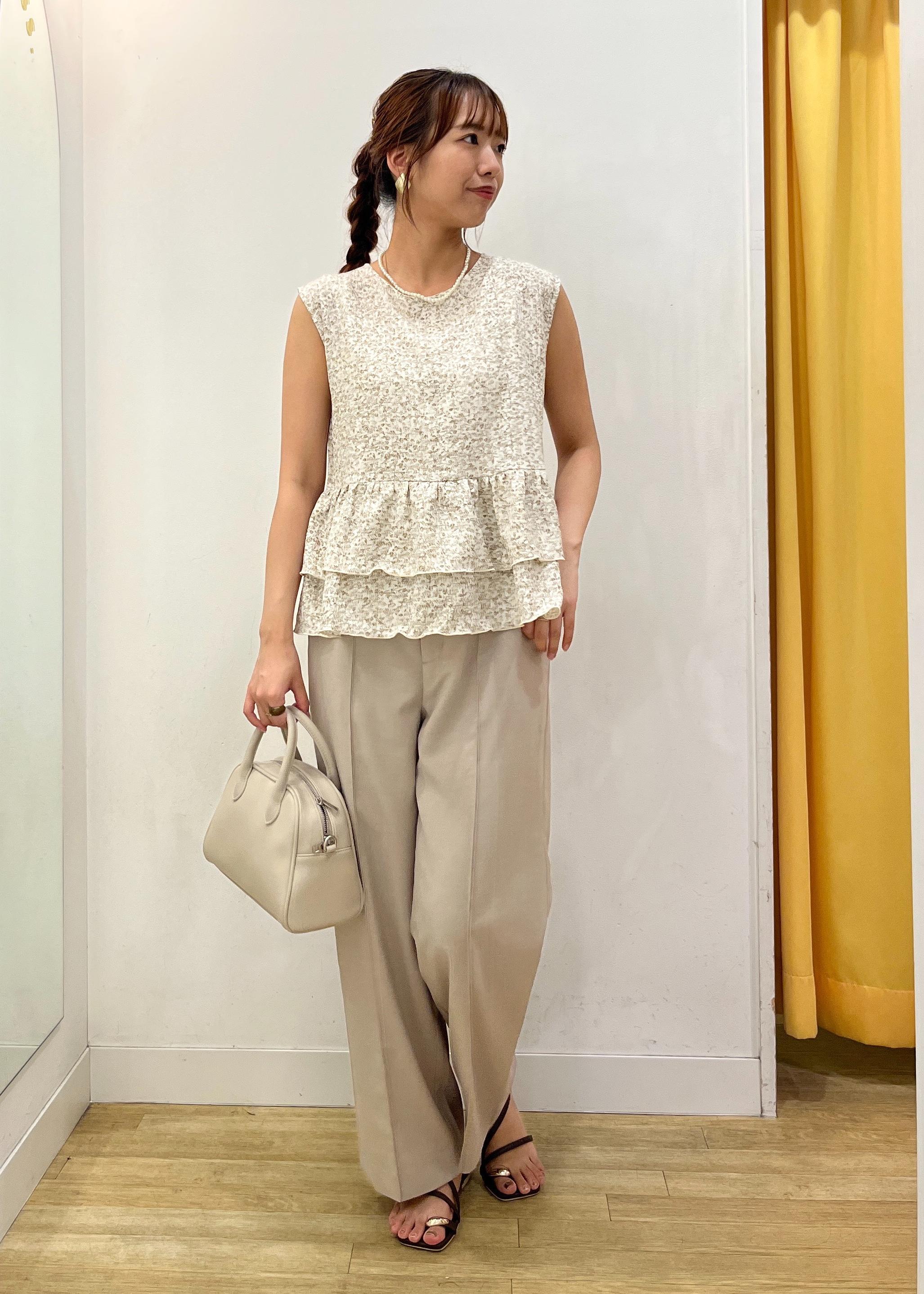 ROPE' PICNICの小花柄ティアードゼロスリーブブラウスを使ったコーディネートを紹介します。｜Rakuten Fashion(楽天ファッション／旧楽天ブランドアベニュー)6116594