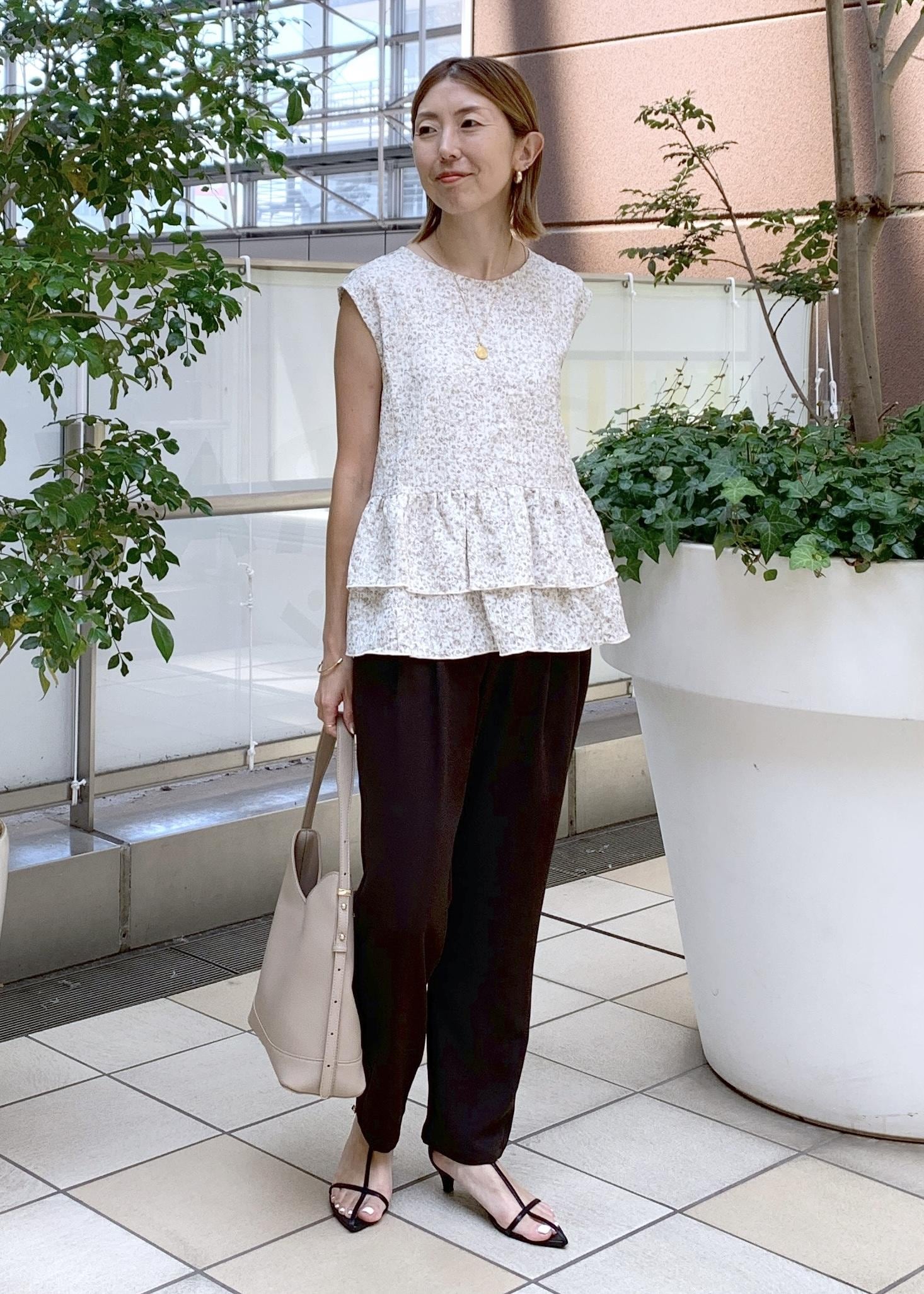 ROPE' PICNICの小花柄ティアードゼロスリーブブラウスを使ったコーディネートを紹介します。｜Rakuten Fashion(楽天ファッション／旧楽天ブランドアベニュー)6116595