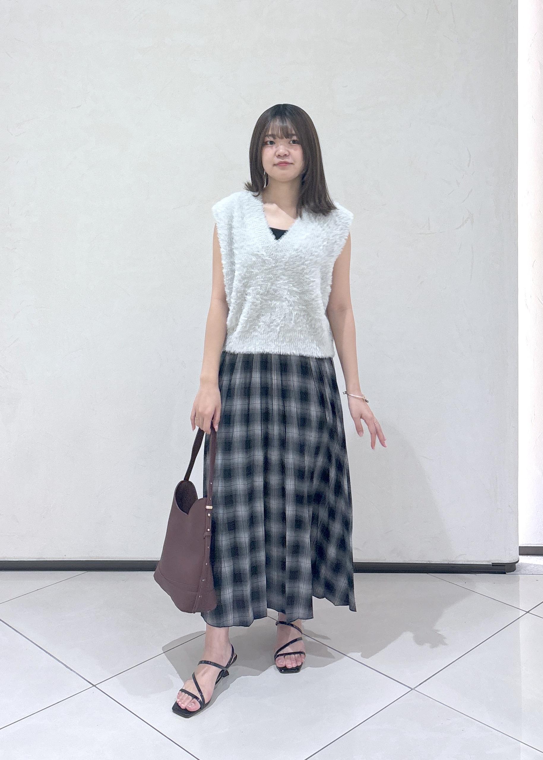 ROPE' PICNICのショートフェザーニットベストを使ったコーディネートを紹介します。｜Rakuten Fashion(楽天ファッション／旧楽天ブランドアベニュー)6117269