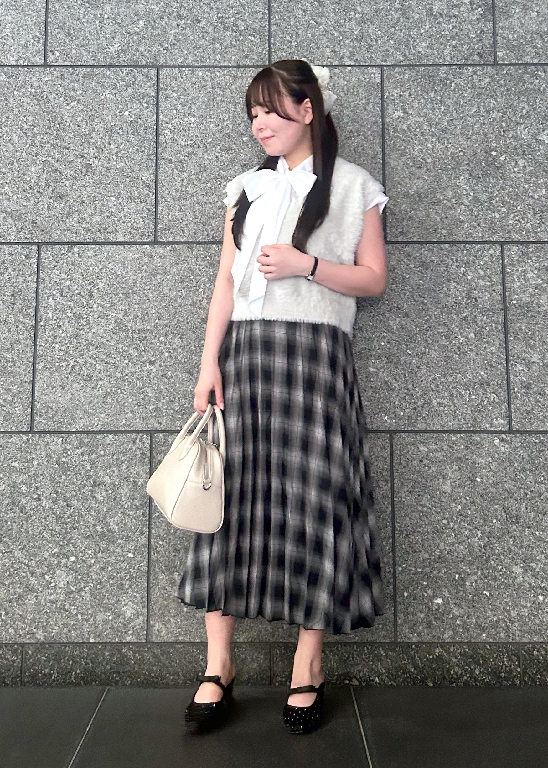 ROPE' PICNICのショートフェザーニットベストを使ったコーディネートを紹介します。｜Rakuten Fashion(楽天ファッション／旧楽天ブランドアベニュー)6117352