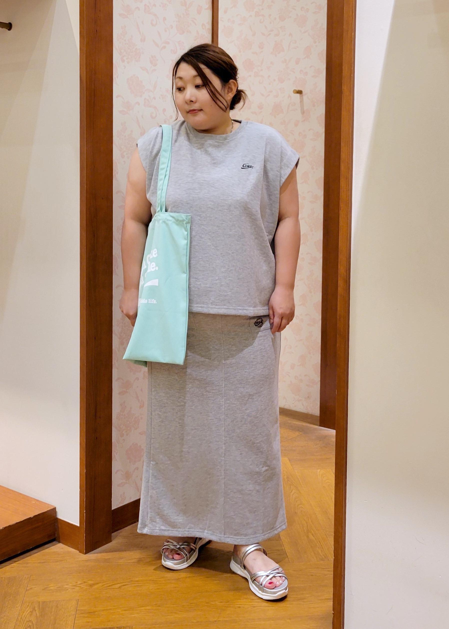 ROPE' PICNICの【Coca-Cola】【汗染み加工・セットアップ対応】ラメ入りミニ裏毛フレンチスリーブTシャツを使ったコーディネートを紹介します。｜Rakuten Fashion(楽天ファッション／旧楽天ブランドアベニュー)6117370