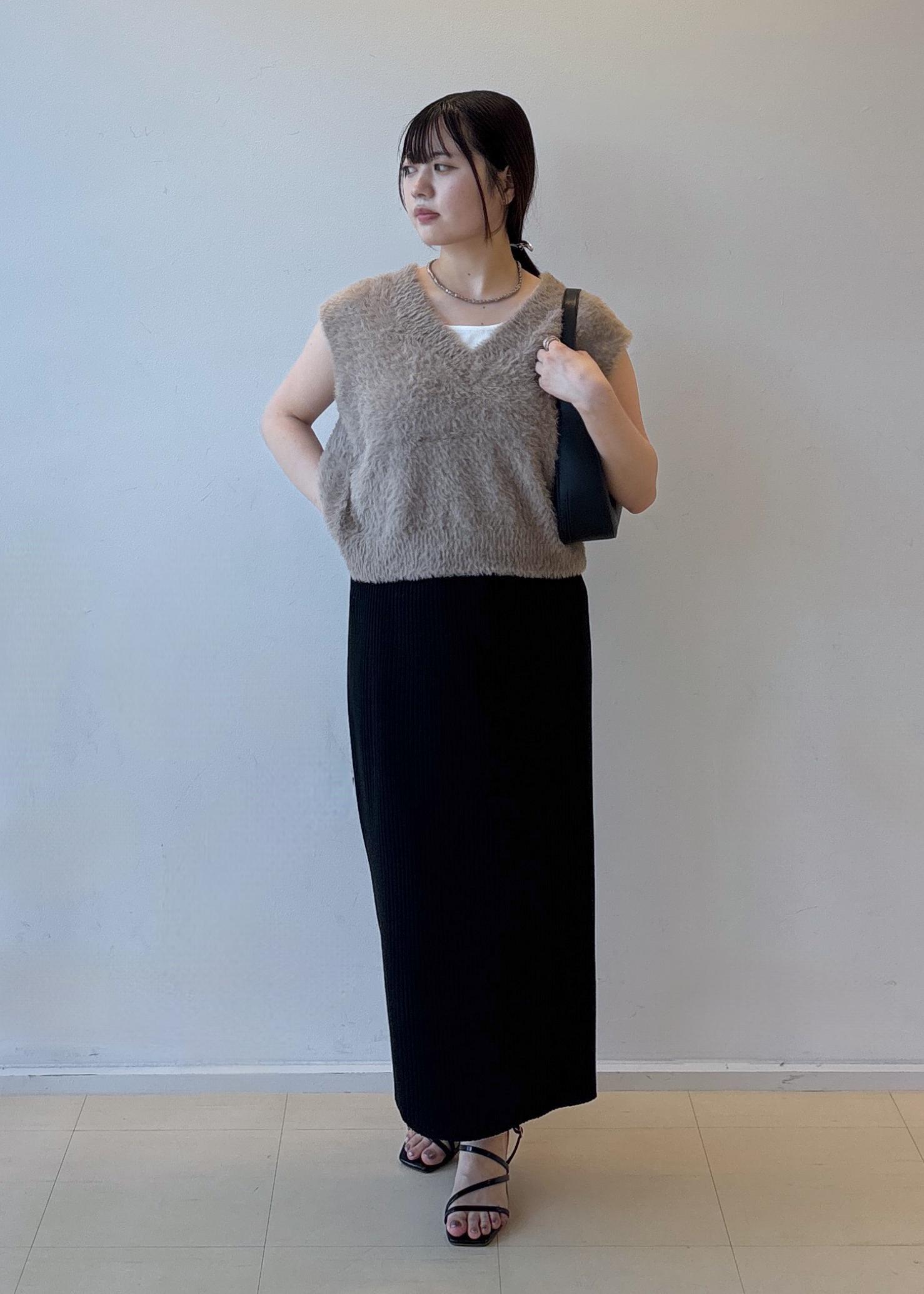 ROPE' PICNICのショートフェザーニットベストを使ったコーディネートを紹介します。｜Rakuten Fashion(楽天ファッション／旧楽天ブランドアベニュー)6117376