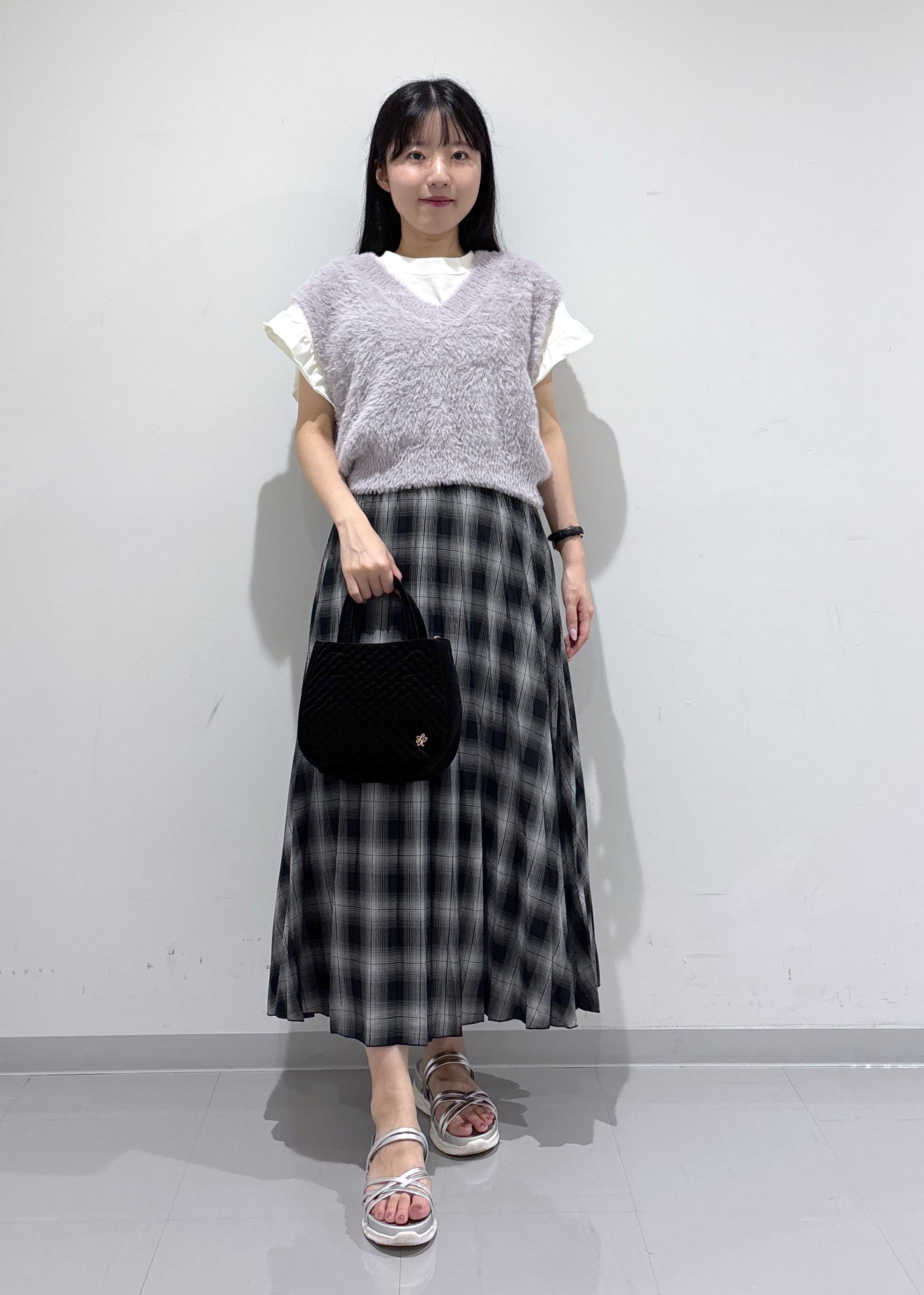 ROPE' PICNICのショートフェザーニットベストを使ったコーディネートを紹介します。｜Rakuten Fashion(楽天ファッション／旧楽天ブランドアベニュー)6117449