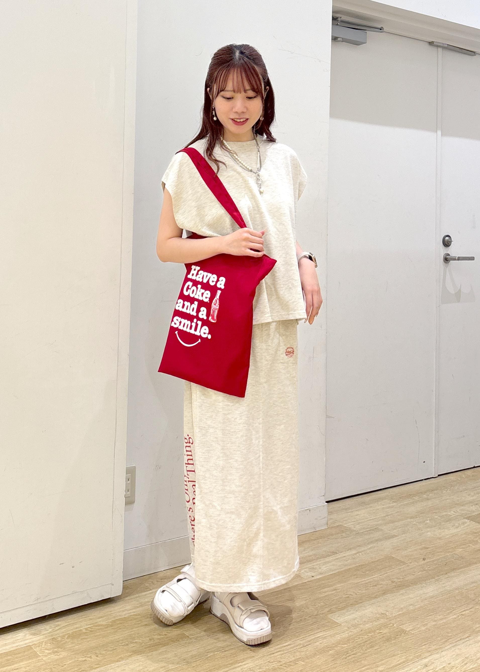 ROPE' PICNICの【Coca-Cola】【汗染み加工・セットアップ対応】ラメ入りミニ裏毛フレンチスリーブTシャツを使ったコーディネートを紹介します。｜Rakuten Fashion(楽天ファッション／旧楽天ブランドアベニュー)6117435