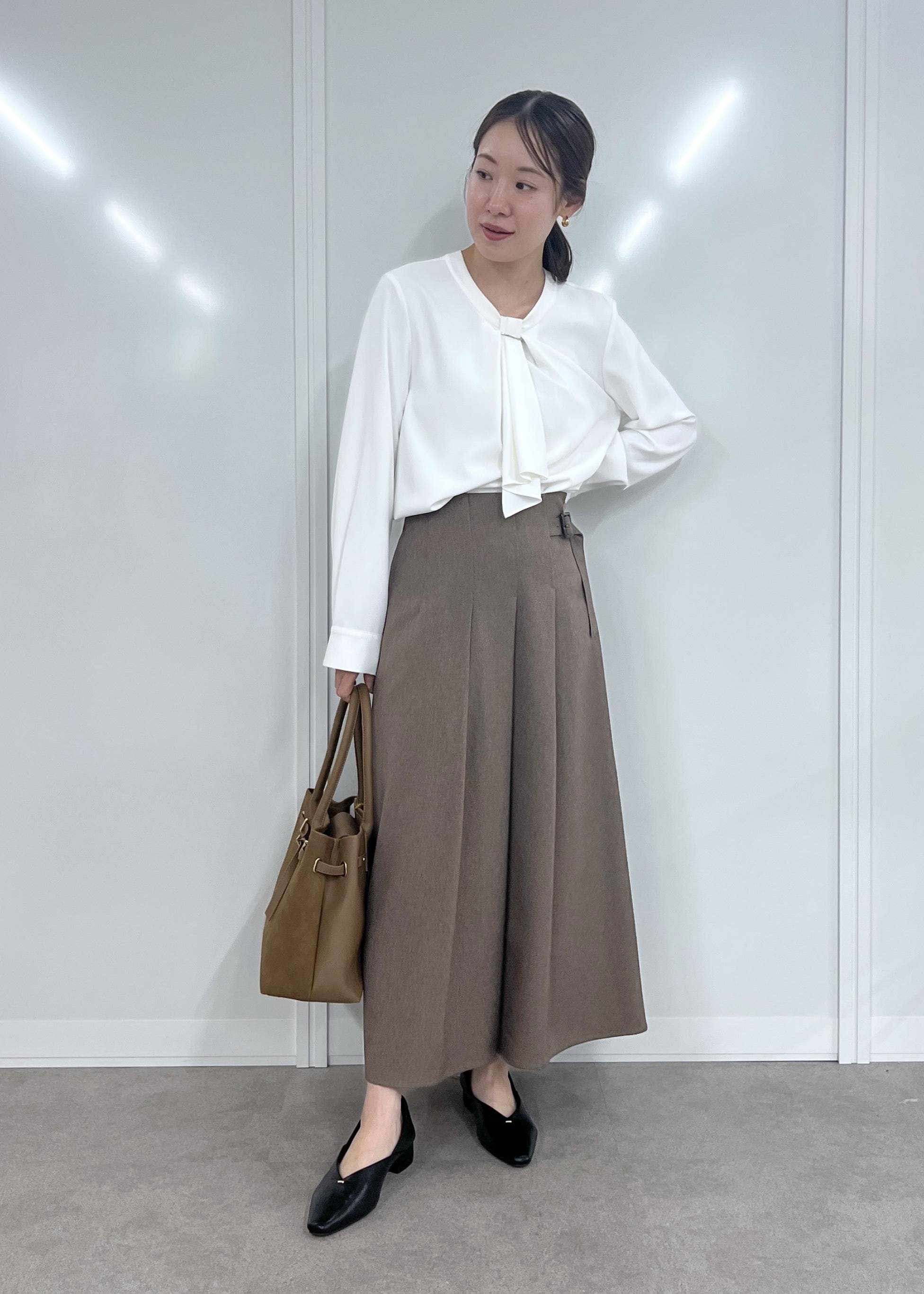 ROPE' PICNICの【WEB限定カラー・サイズ】メタルパーツフロントフリルタイブラウス/通勤対応を使ったコーディネートを紹介します。｜Rakuten Fashion(楽天ファッション／旧楽天ブランドアベニュー)6142527