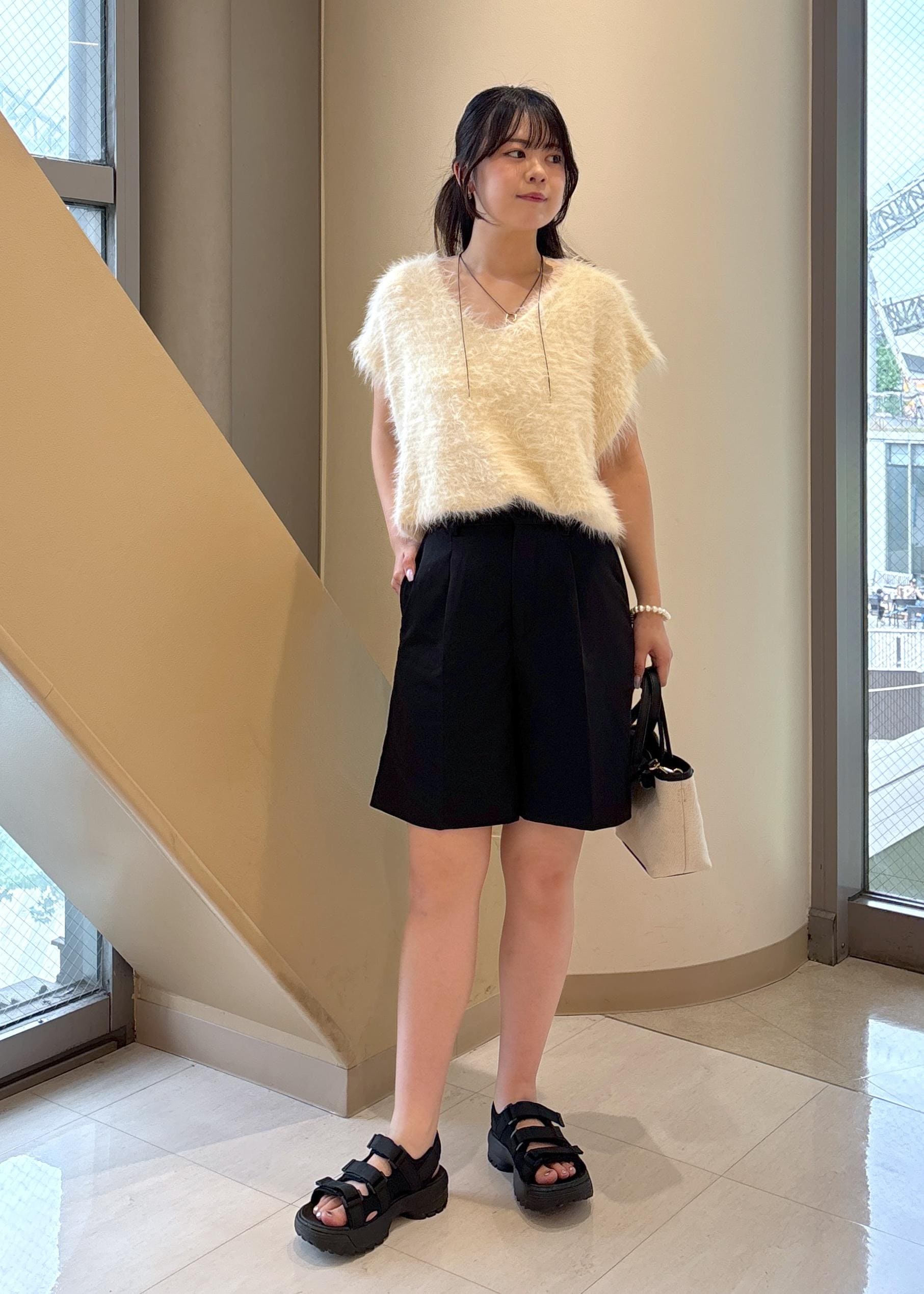 ROPE' PICNICのシャギーニットベストを使ったコーディネートを紹介します。｜Rakuten Fashion(楽天ファッション／旧楽天ブランドアベニュー)6142497