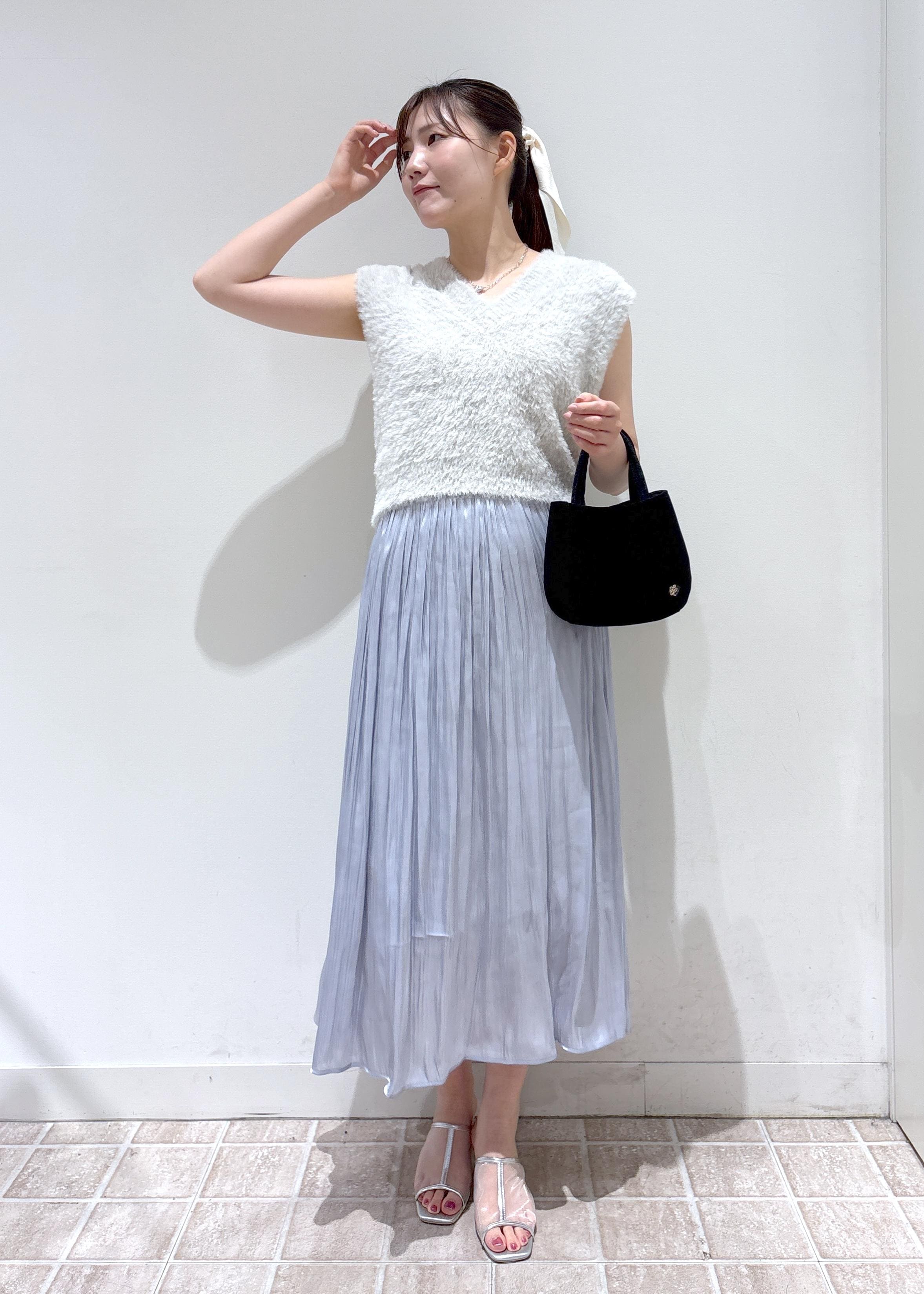 ROPE' PICNICのシャイニーリラックスプリーツスカートを使ったコーディネートを紹介します。｜Rakuten Fashion(楽天ファッション／旧楽天ブランドアベニュー)6142698