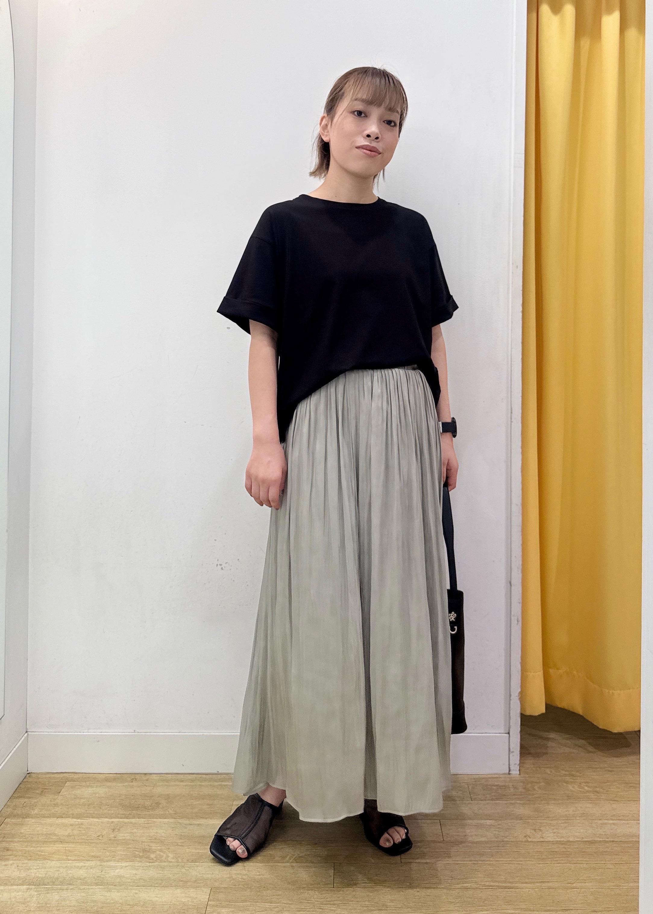 ROPE' PICNICのシャイニーリラックスプリーツスカートを使ったコーディネートを紹介します。｜Rakuten Fashion(楽天ファッション／旧楽天ブランドアベニュー)6142381