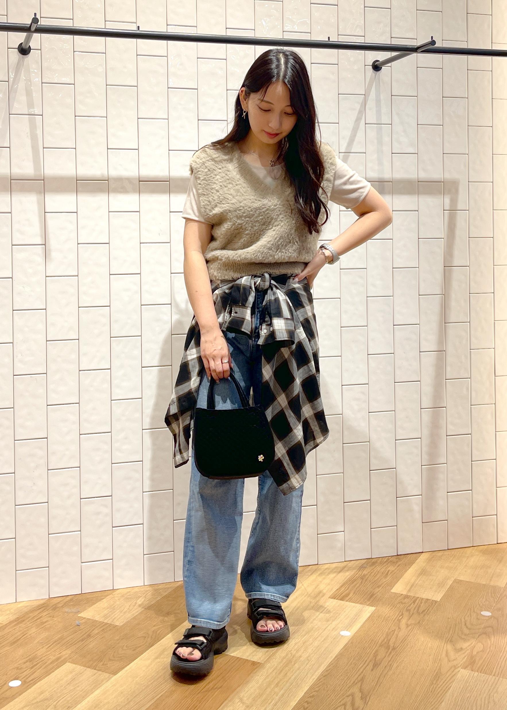 ROPE' PICNICのショートフェザーニットベストを使ったコーディネートを紹介します。｜Rakuten Fashion(楽天ファッション／旧楽天ブランドアベニュー)6142385