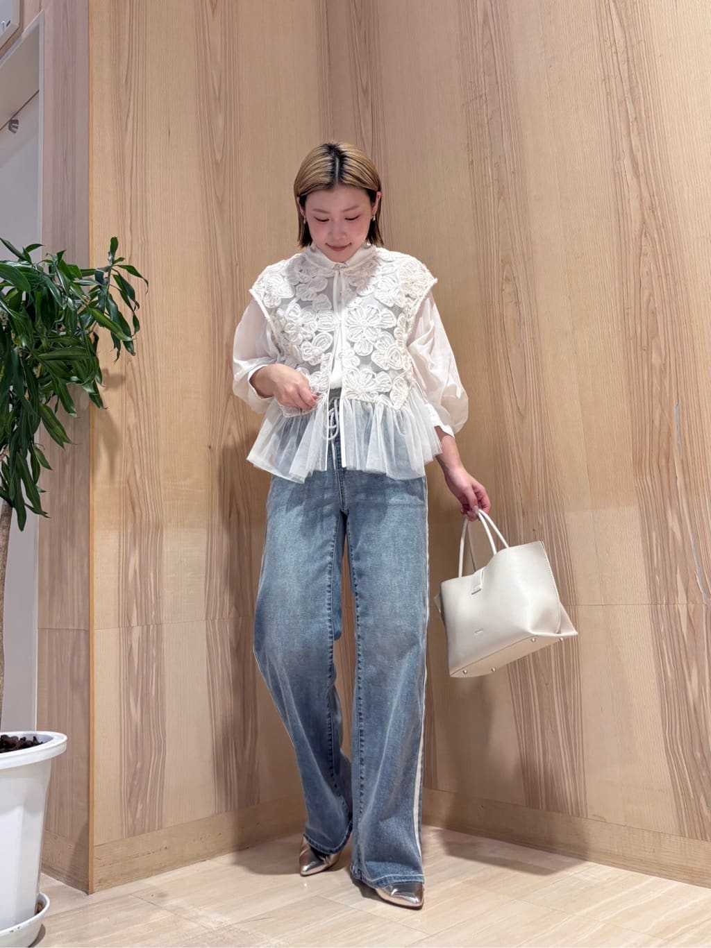 LASUDのフラワーエンブロヘムチュールジレを使ったコーディネートを紹介します。｜Rakuten Fashion(楽天ファッション／旧楽天ブランドアベニュー)6047443