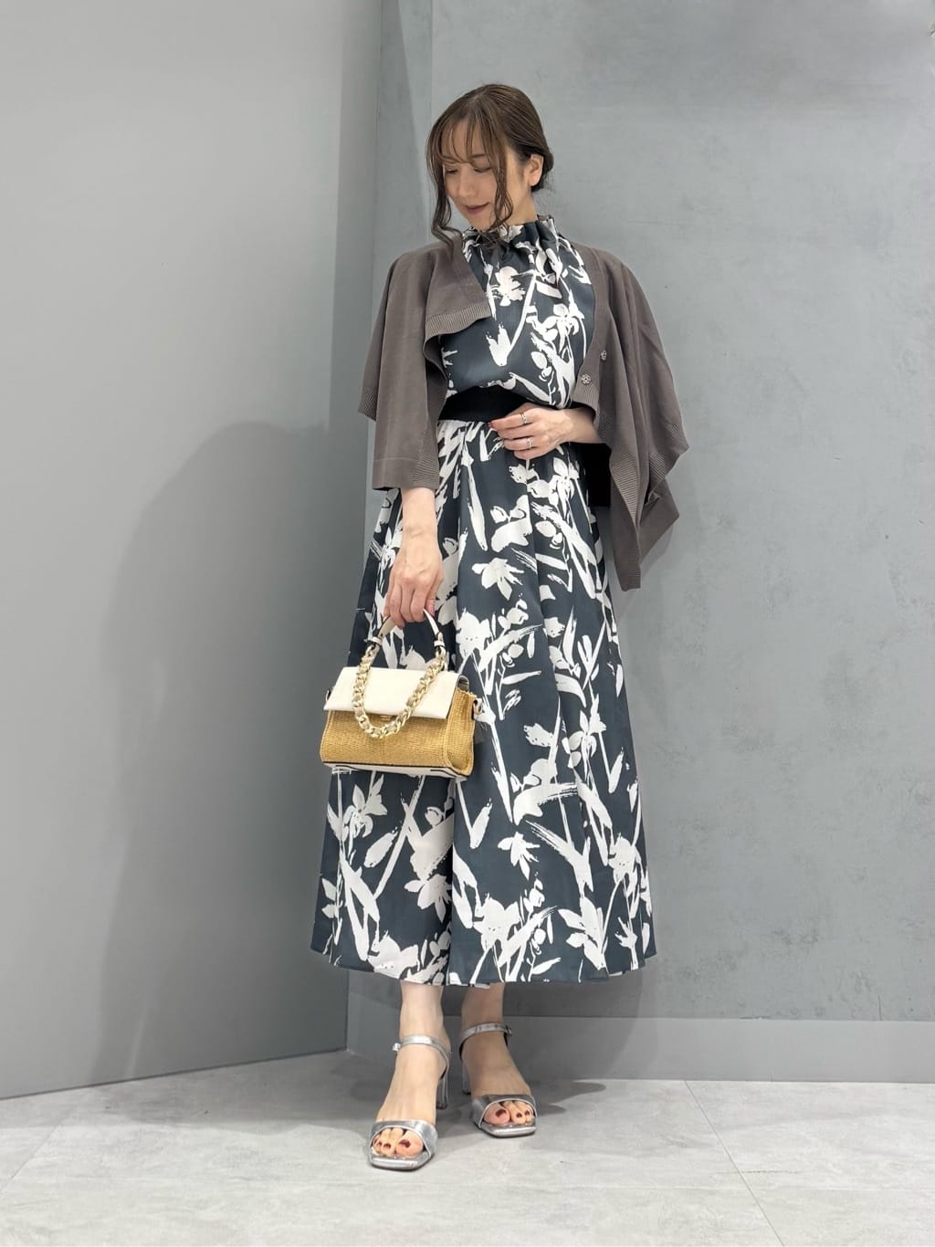 Vinの麻調ボタニカルブラウスを使ったコーディネートを紹介します。｜Rakuten Fashion(楽天ファッション／旧楽天ブランドアベニュー)6047461