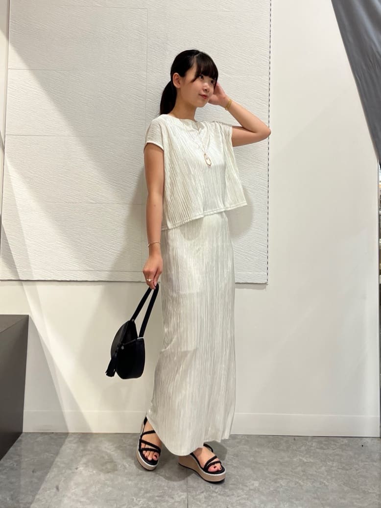 Vinの箔プリーツトップスを使ったコーディネートを紹介します。｜Rakuten Fashion(楽天ファッション／旧楽天ブランドアベニュー)6048699