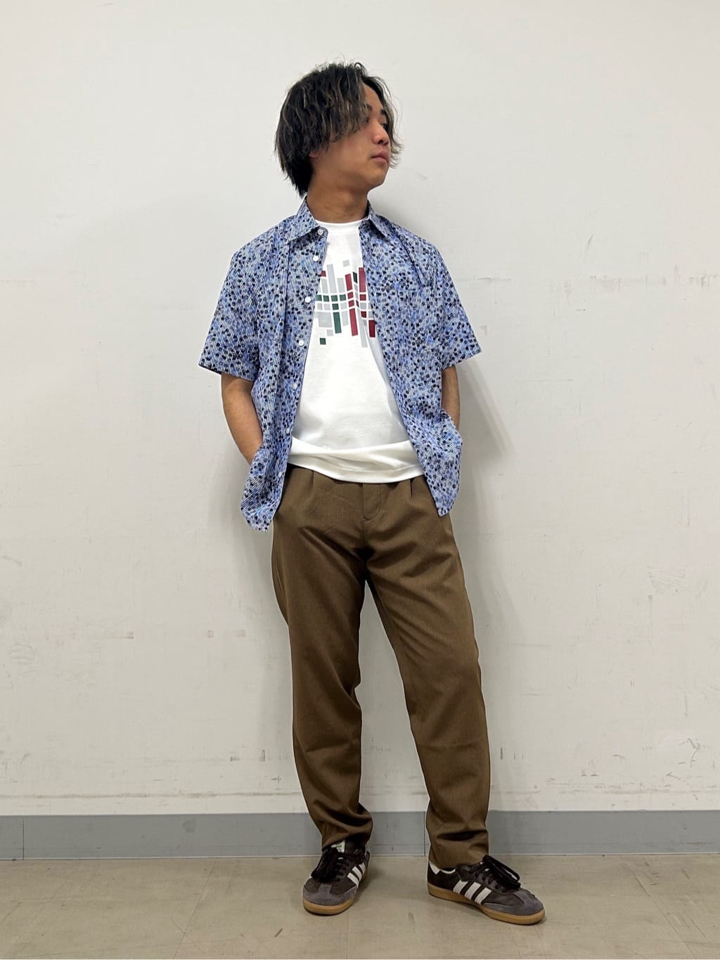 TAKEO KIKUCHIのストライプ小花プリント 半袖シャツを使ったコーディネートを紹介します。｜Rakuten Fashion(楽天ファッション／旧楽天ブランドアベニュー)6048700