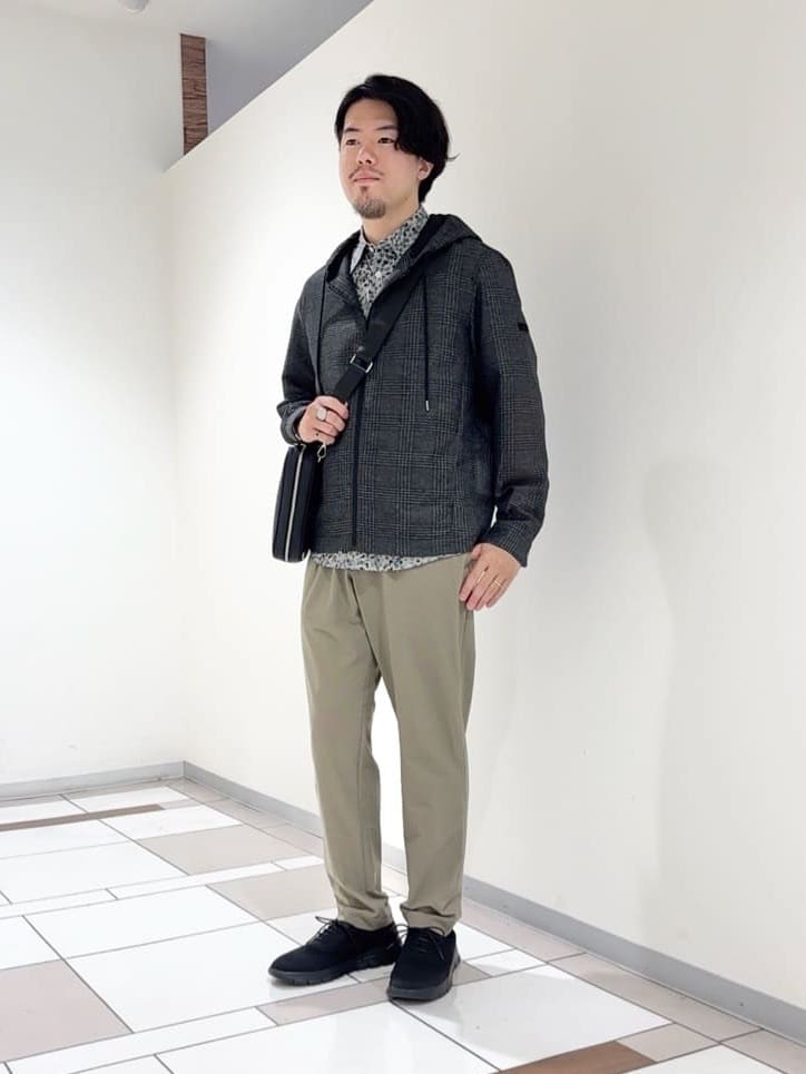 TAKEO KIKUCHIの【軽羽織】カラミ織り フード羽織りシャツを使ったコーディネートを紹介します。｜Rakuten Fashion(楽天ファッション／旧楽天ブランドアベニュー)6050444