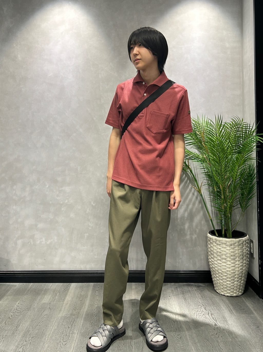 TAKEO KIKUCHIの【多機能】リネンライクカルゼ イージーパンツを使ったコーディネートを紹介します。｜Rakuten Fashion(楽天ファッション／旧楽天ブランドアベニュー)6050542