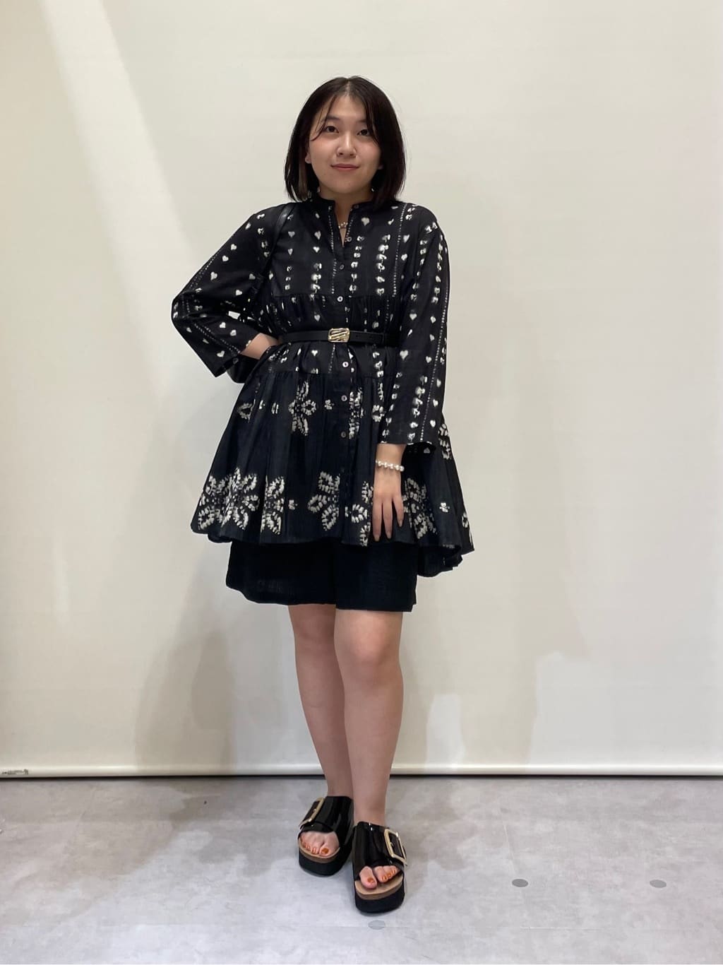 Vinのタイダイデザインティアードブラウスを使ったコーディネートを紹介します。｜Rakuten Fashion(楽天ファッション／旧楽天ブランドアベニュー)6051480