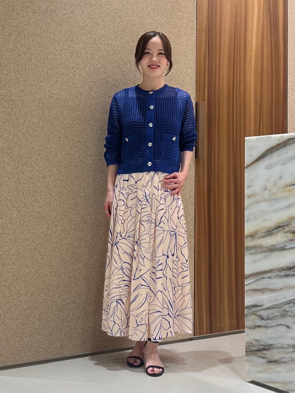 allurevilleのスケッチボタニカルプリントタックフレアスカートを使ったコーディネートを紹介します。｜Rakuten Fashion(楽天ファッション／旧楽天ブランドアベニュー)6051926