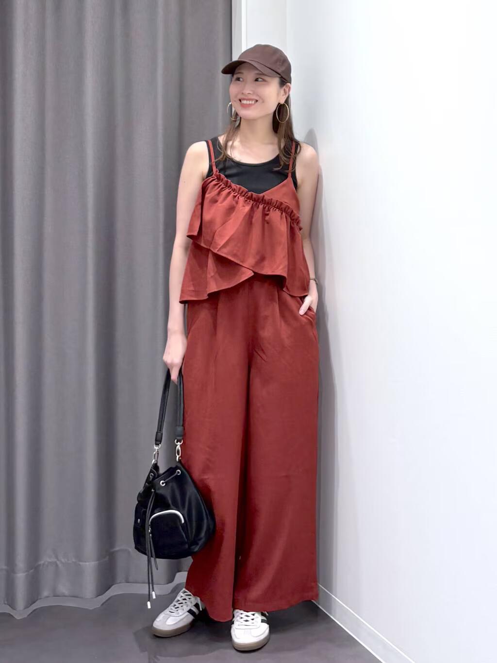 LAKOLEのギャザーフリルサロペットを使ったコーディネートを紹介します。｜Rakuten Fashion(楽天ファッション／旧楽天ブランドアベニュー)6054081