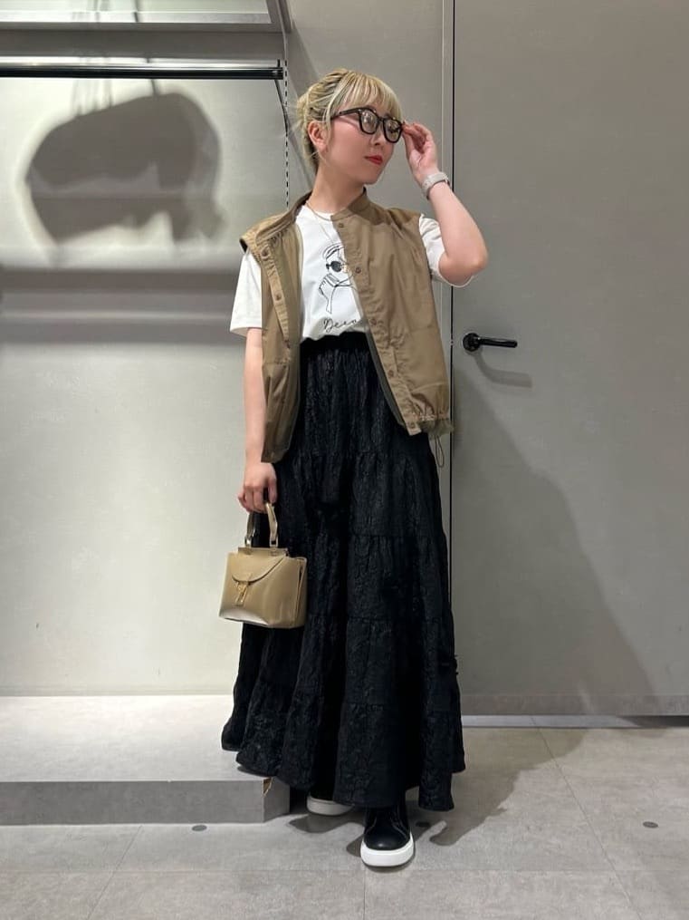 Vinのフラワーモチーフティアードスカートを使ったコーディネートを紹介します。｜Rakuten Fashion(楽天ファッション／旧楽天ブランドアベニュー)6054336