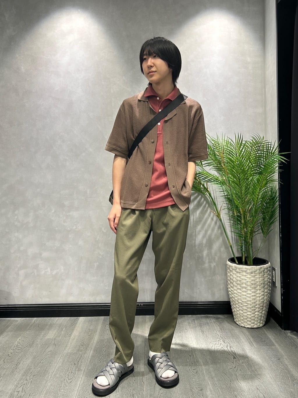 TAKEO KIKUCHIの【多機能】リネンライクカルゼ イージーパンツを使ったコーディネートを紹介します。｜Rakuten Fashion(楽天ファッション／旧楽天ブランドアベニュー)6054448